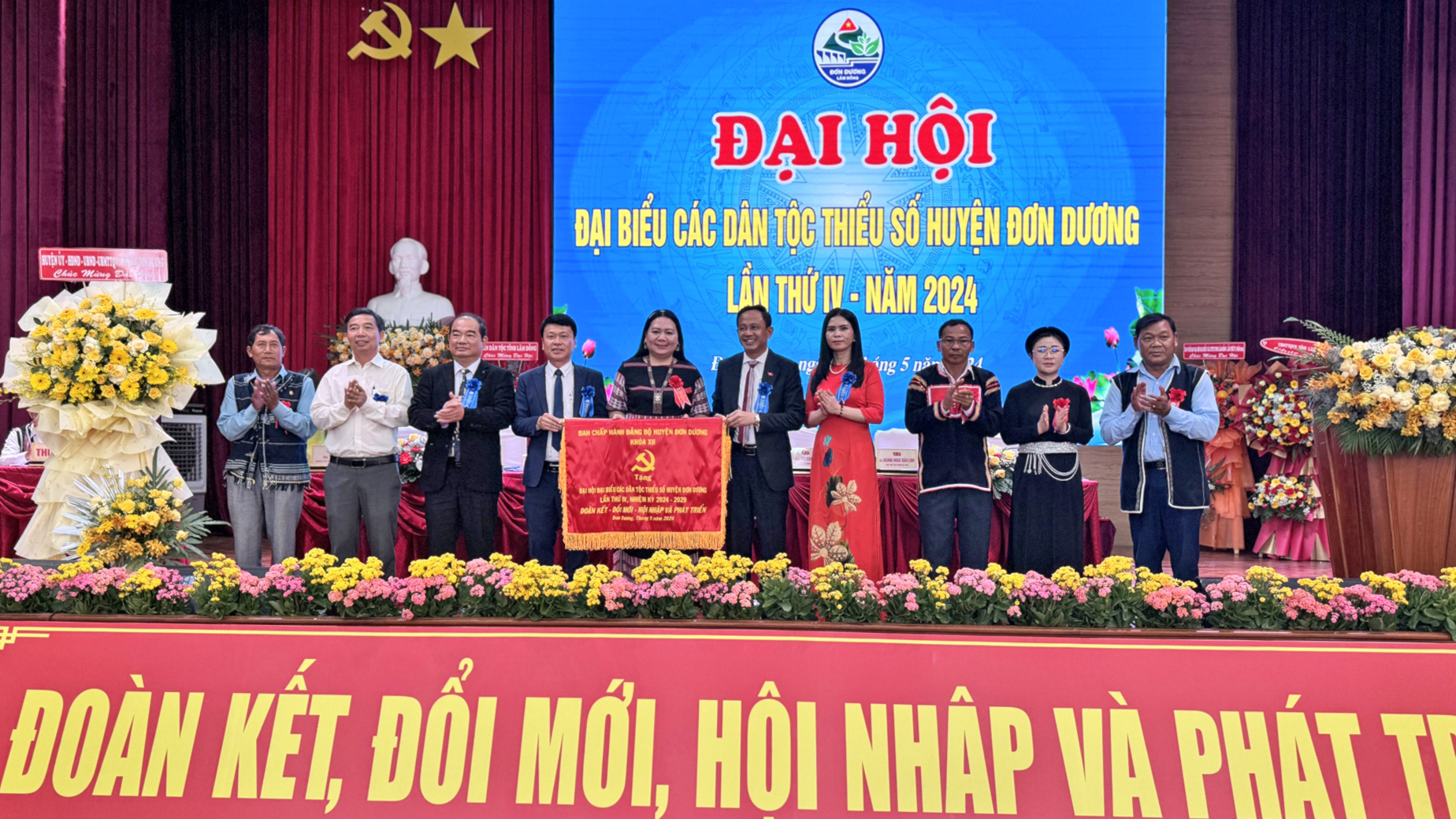                                     Lãnh đạo huyện Đơn Dương tặng cờ chúc mừng đại hội
