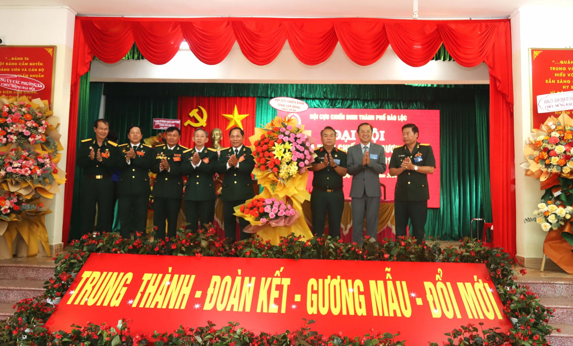 Lãnh đạo Hội CCB tỉnh Lâm Đồng tặng hoa chúc mừng Đại hội