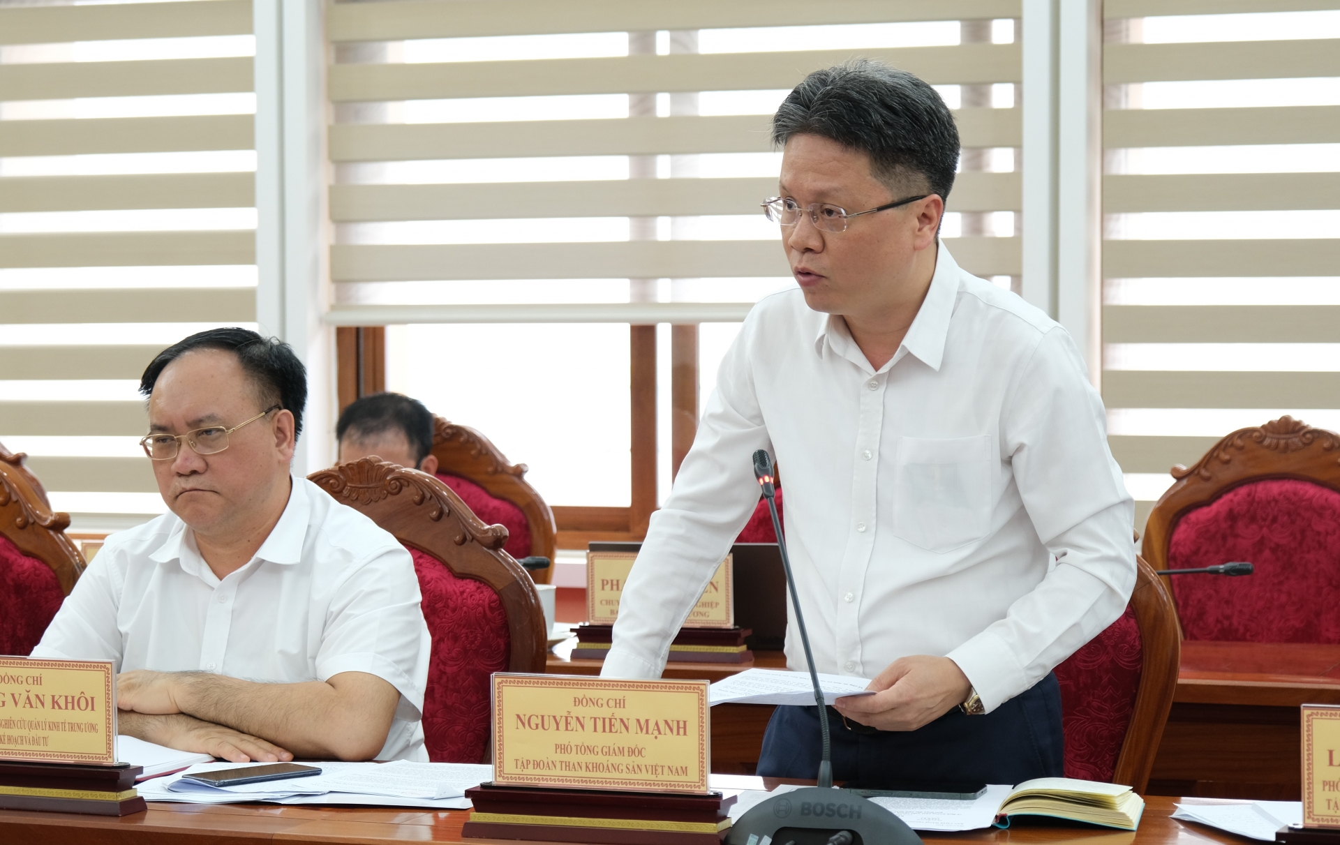 Đồng chí Nguyễn Tiến Mạnh - Phó Tổng Giám đốc Tập đoàn Công nghiệp Than - Khoáng sản Việt Nam ý kiến về công tác chuẩn bị, cũng như những khó khăn trong việc triển khai các dự án của Tập đoàn trên địa bàn tỉnh Lâm  