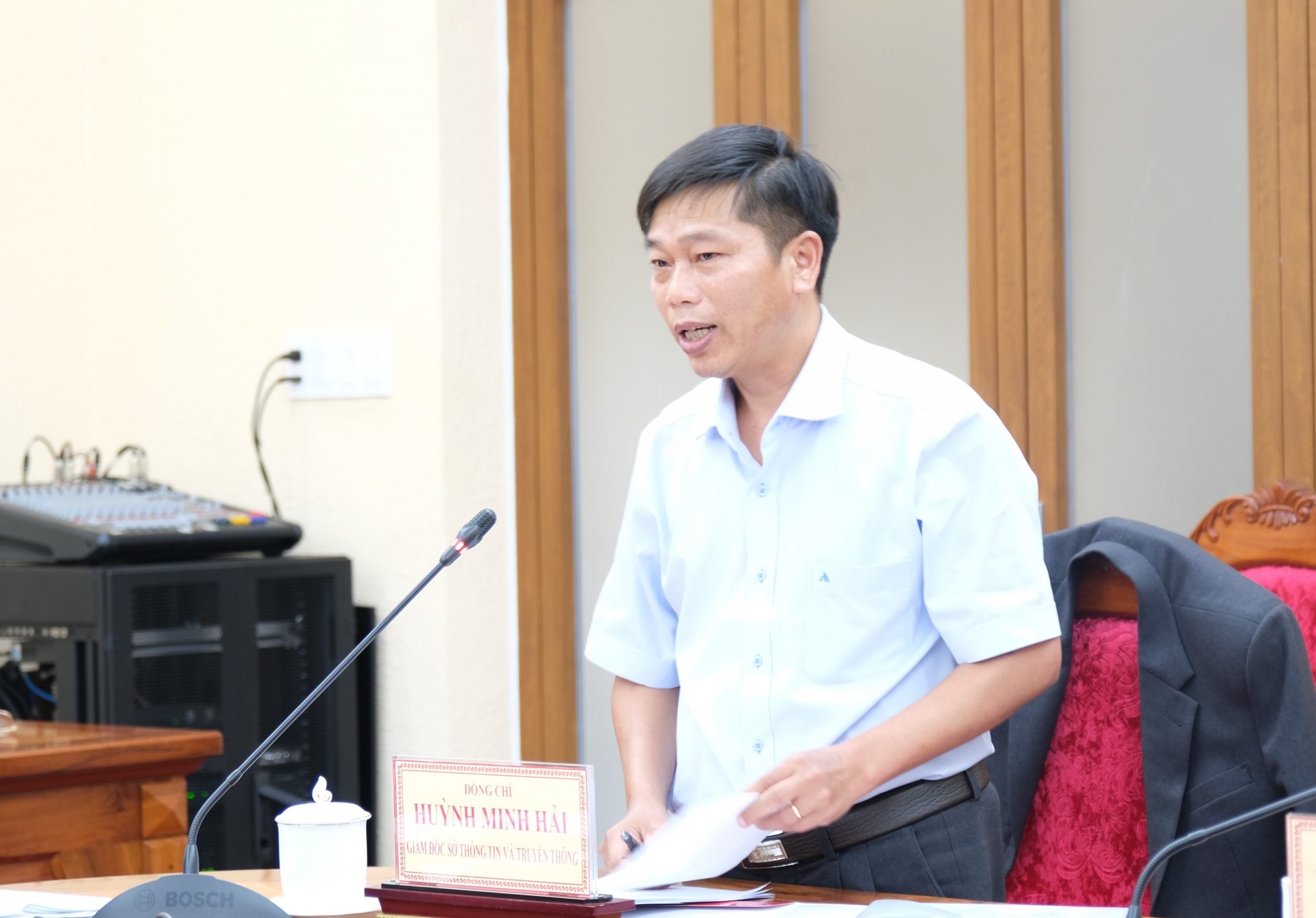 Giám đốc Sở Thông tin và Truyền thông tỉnh Lâm Đồng Huỳnh Minh phát biểu ý kiến về nội dung chuyển đổi số