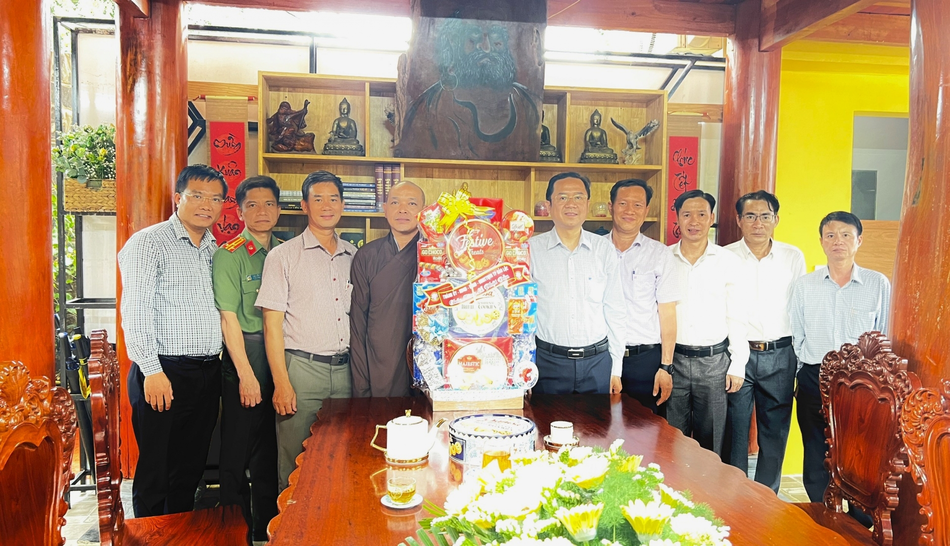 Đồng chí Tôn Thiện Đồng - Bí thư Thành ủy Bảo Lộc đến thăm, tặng quà, chúc mừng Tu viện An Lạc nhân dịp lễ Phật đản