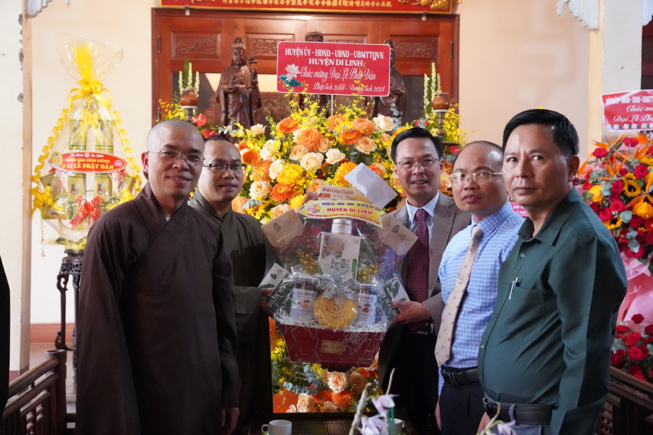 Lãnh đạo huyện Di Linh đến thăm, chúc mừng Ban Trị sự Giáo hội Phật giáo Việt Nam Huyện Di Linh