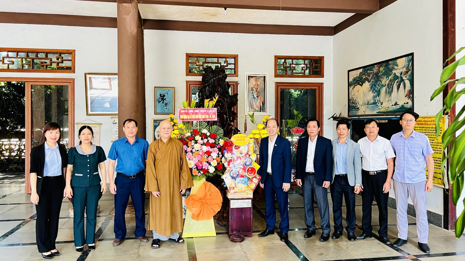 Bí thư Huyện ủy Bảo Lâm Nguyễn Viết Vân thăm, chúc mừng Chùa Phước Thọ (xã Lộc An)