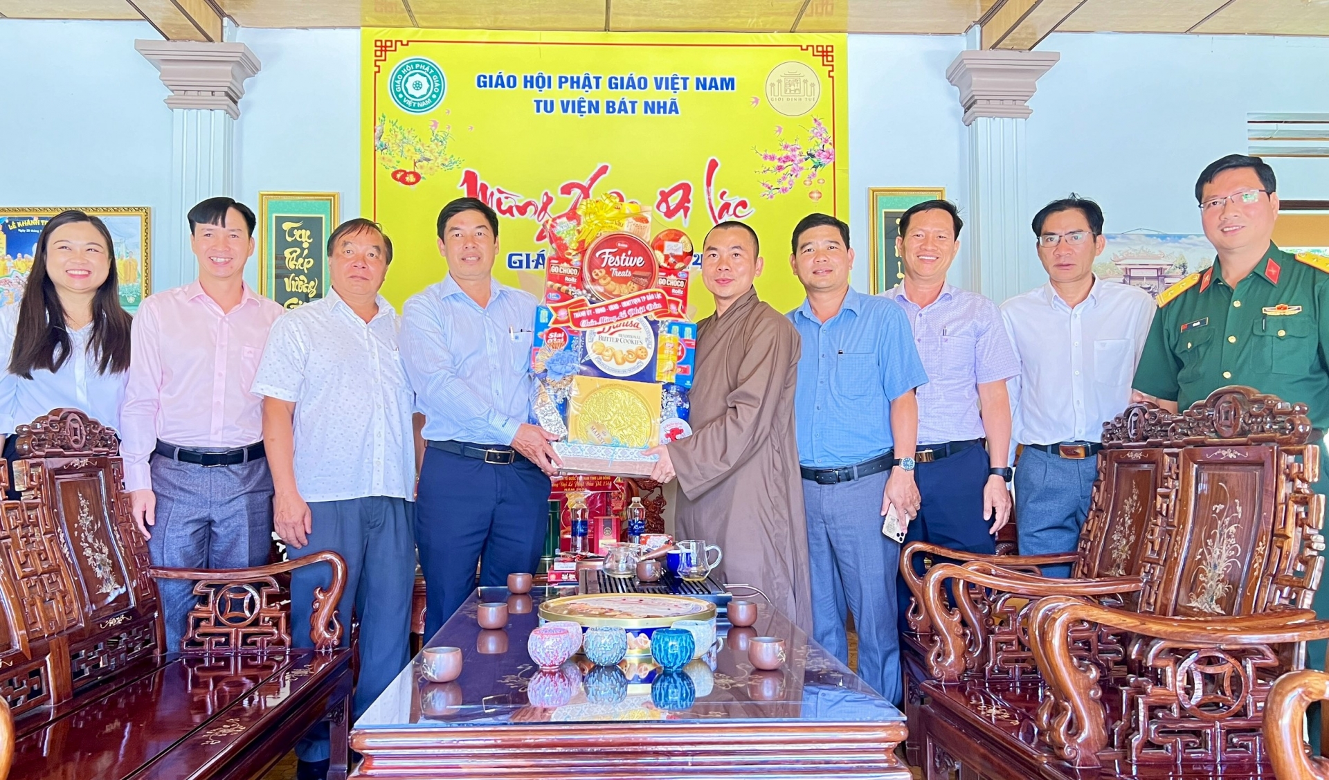Phó Bí thư Thường trực Thành ủy Bảo Lộc đến thăm, tặng quà chúc mừng Tu viện An Lạc