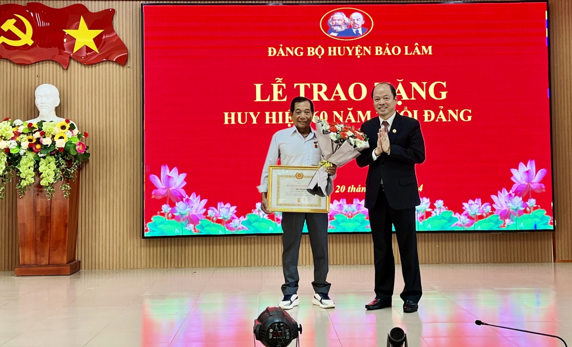 Bí thư Huyện ủy Bảo Lâm Nguyễn Viết Vân trao tặng Huy hiệu 60 năm tuổi Đảng cho đảng viên Thái Văn Nghiệp