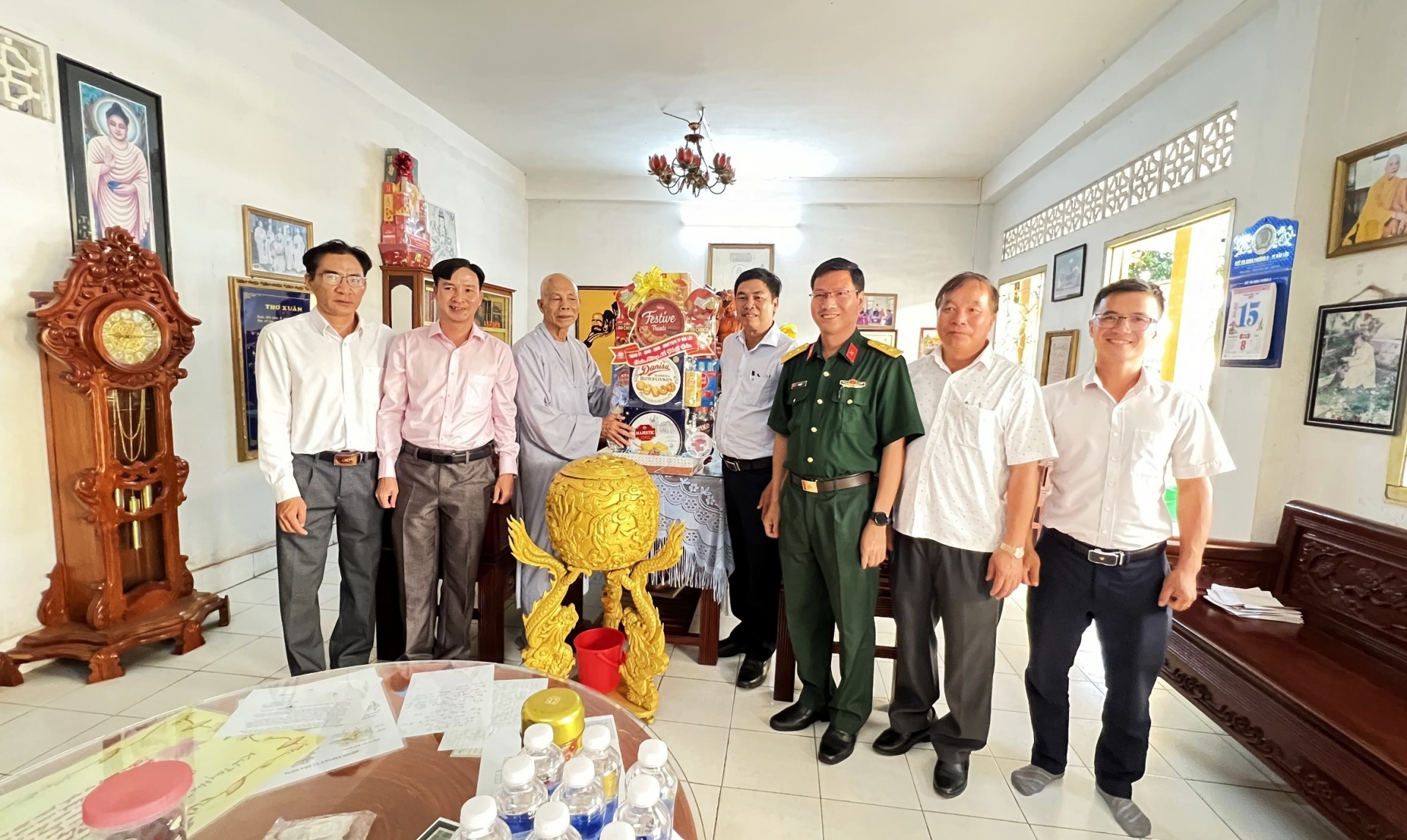 Phó Bí thư Thường trực Thành ủy Bảo Lộc đến thăm, chúc mừng Chùa Phước Huệ nhân dịp lễ Phật đản