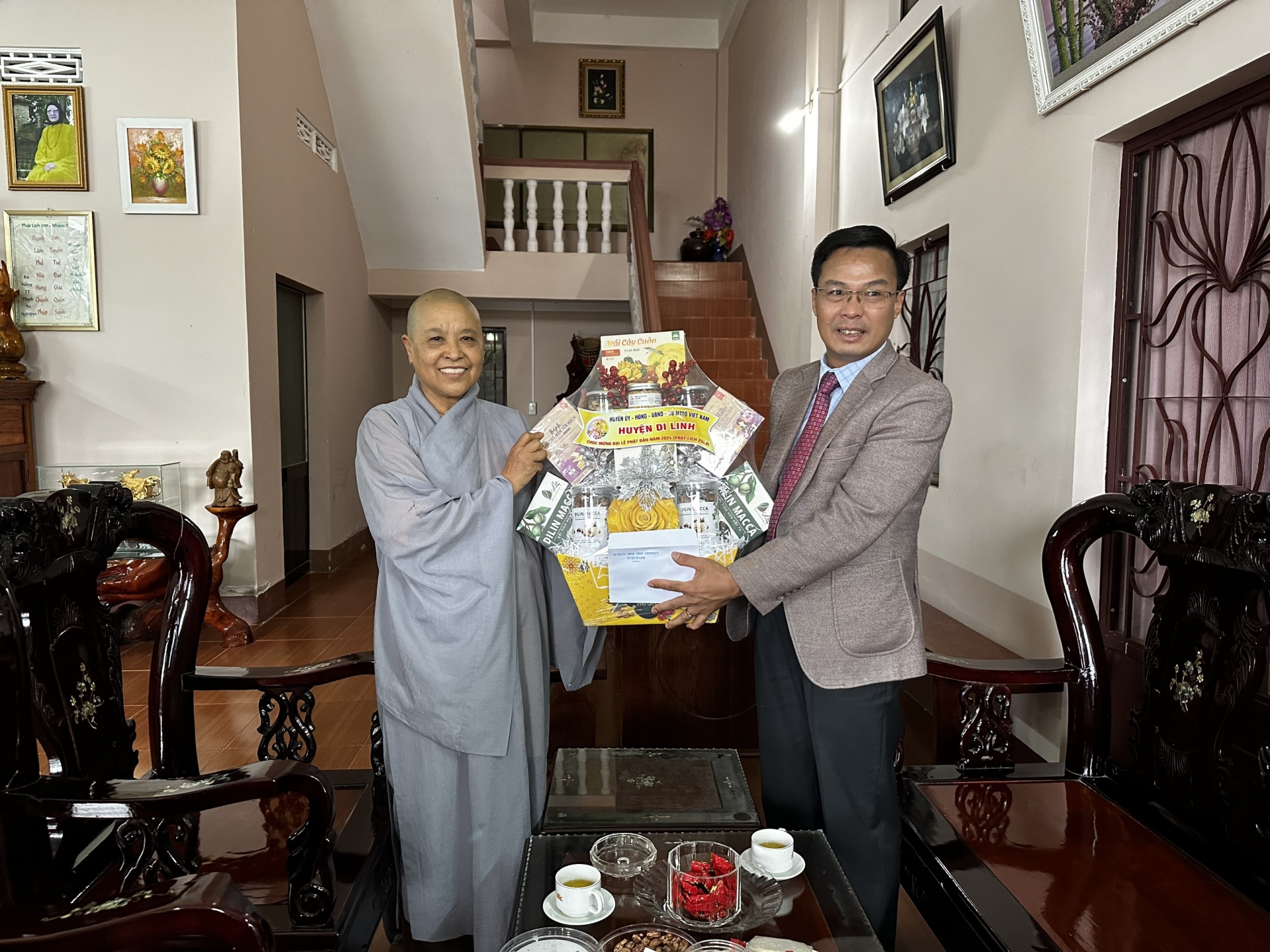 Bí thư Huyện ủy Di Linh Đinh Văn Tuấn cùng đoàn công tác đến thăm, chúc mừng các cơ sở Phật giáo trên địa bàn huyện