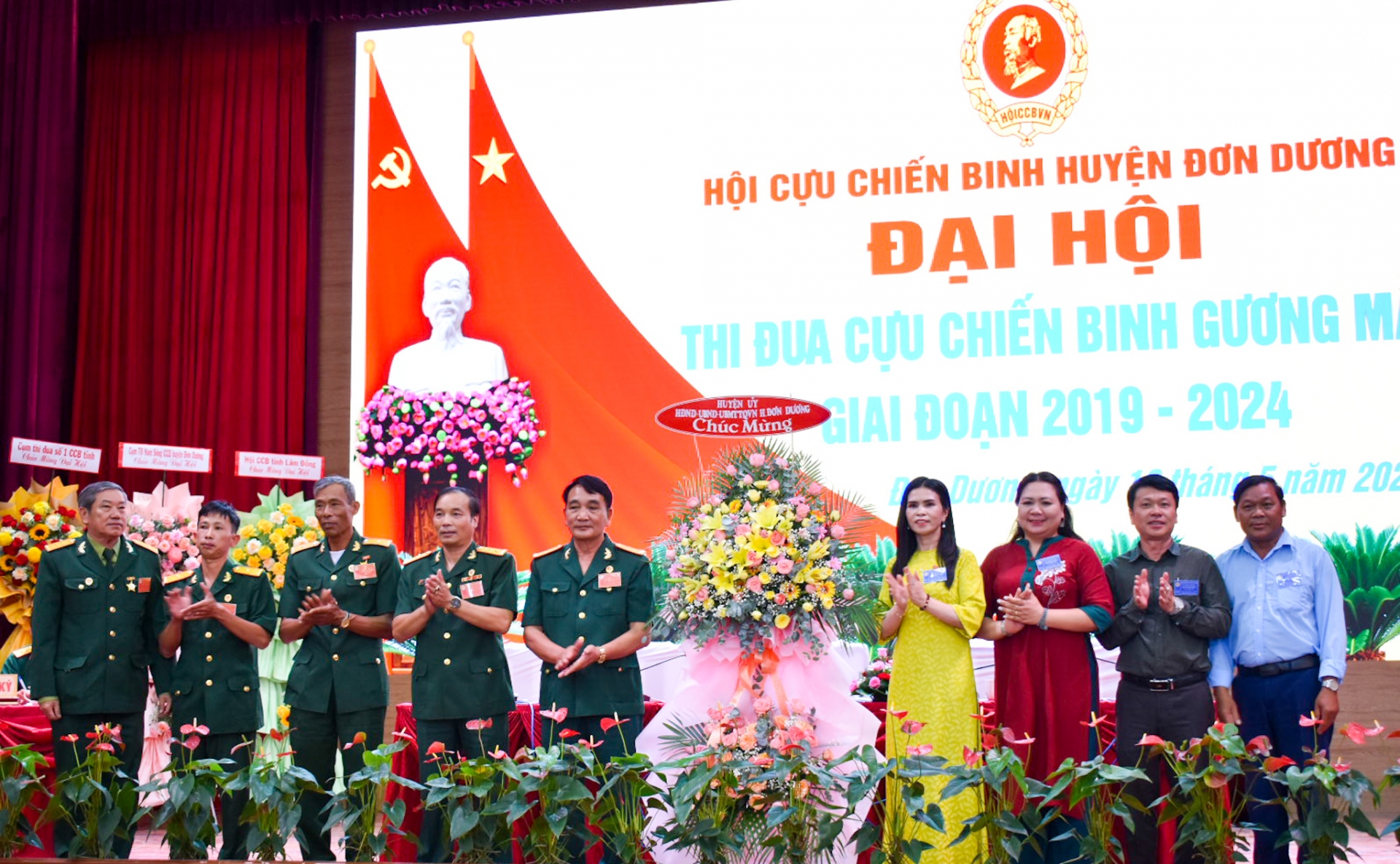 Lãnh đạo Thường trực Huyện ủy, HĐND, UBND huyện, Ủy ban MTTQ Việt Nam huyện tặng hoa chúc mừng Đại hội 