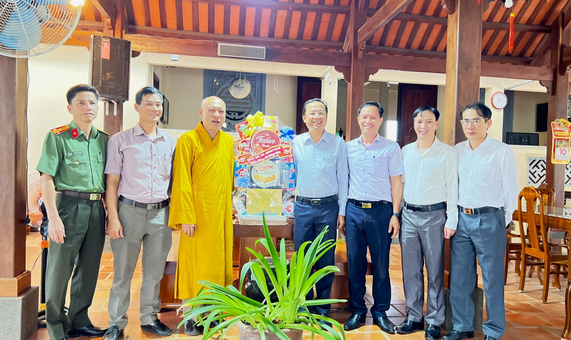 Bí thư Thành ủy Bảo Lộc Tôn Thiện Đồng đến thăm, chúc mừng Chùa Phước Huệ nhân dịp lễ Phật đản