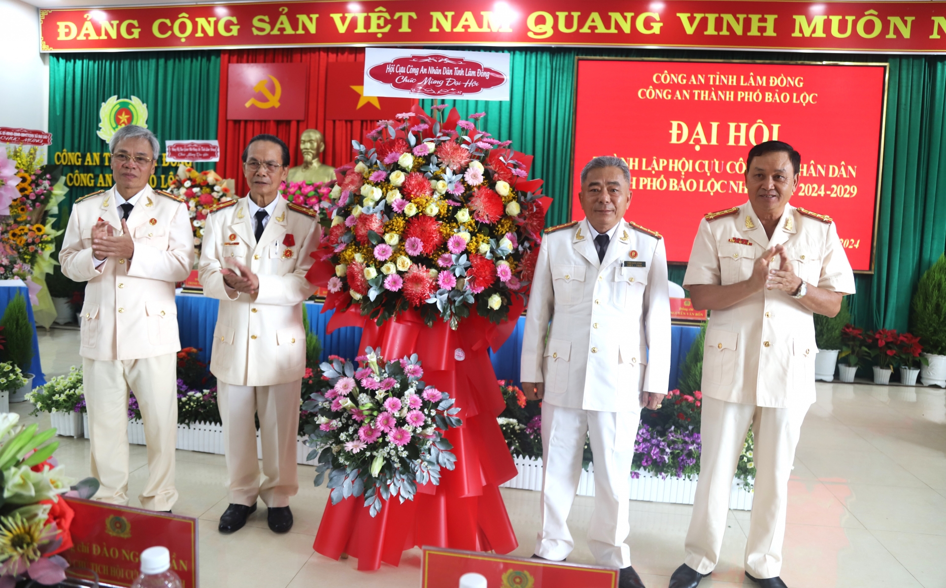 Lãnh đạo Công an tỉnh Lâm Đồng và Hội Cựu Công an Nhân dân tỉnh Lâm Đồng tặng hoa chúc mừng Đại hội