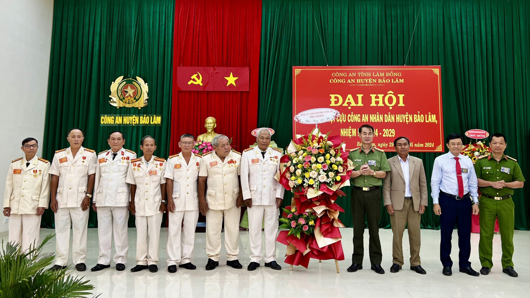 Lãnh đạo Công an tỉnh Lâm Đồng và lãnh đạo huyện Bảo Lâm tặng hoa chúc mừng Ban Chấp hành Hội Cựu CAND huyện Bảo Lâm