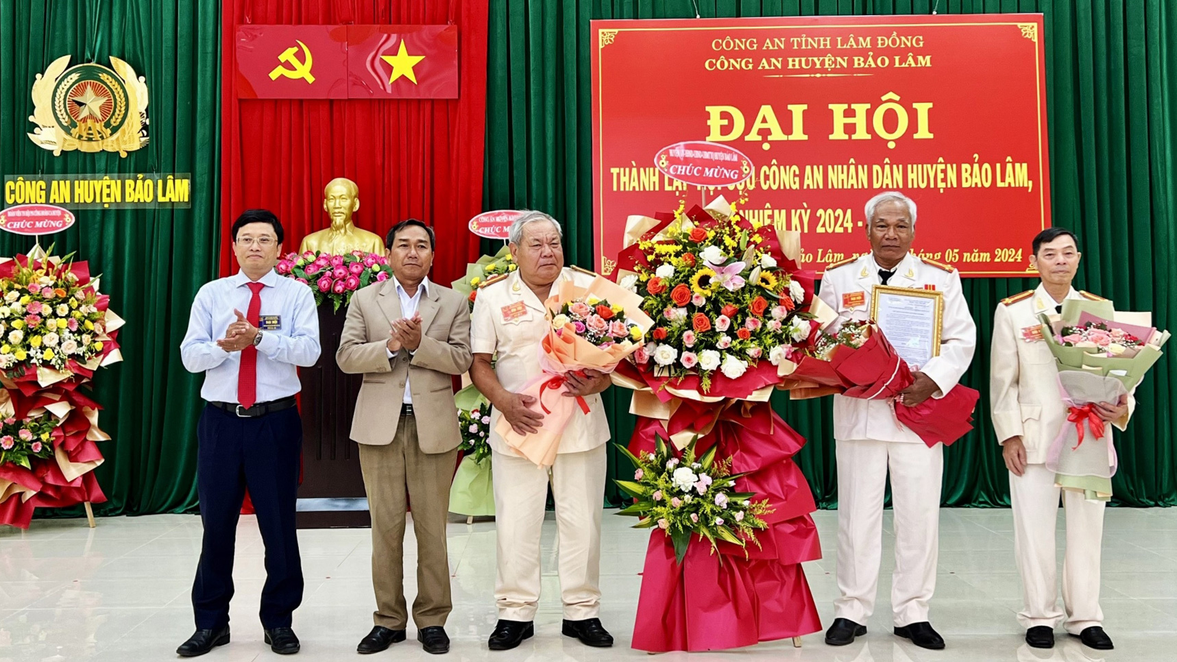Lãnh đạo huyện Bảo Lâm trao Quyết định thành lập Hội Cựu CAND huyện và tặng hoa chúc mừng Đại hội