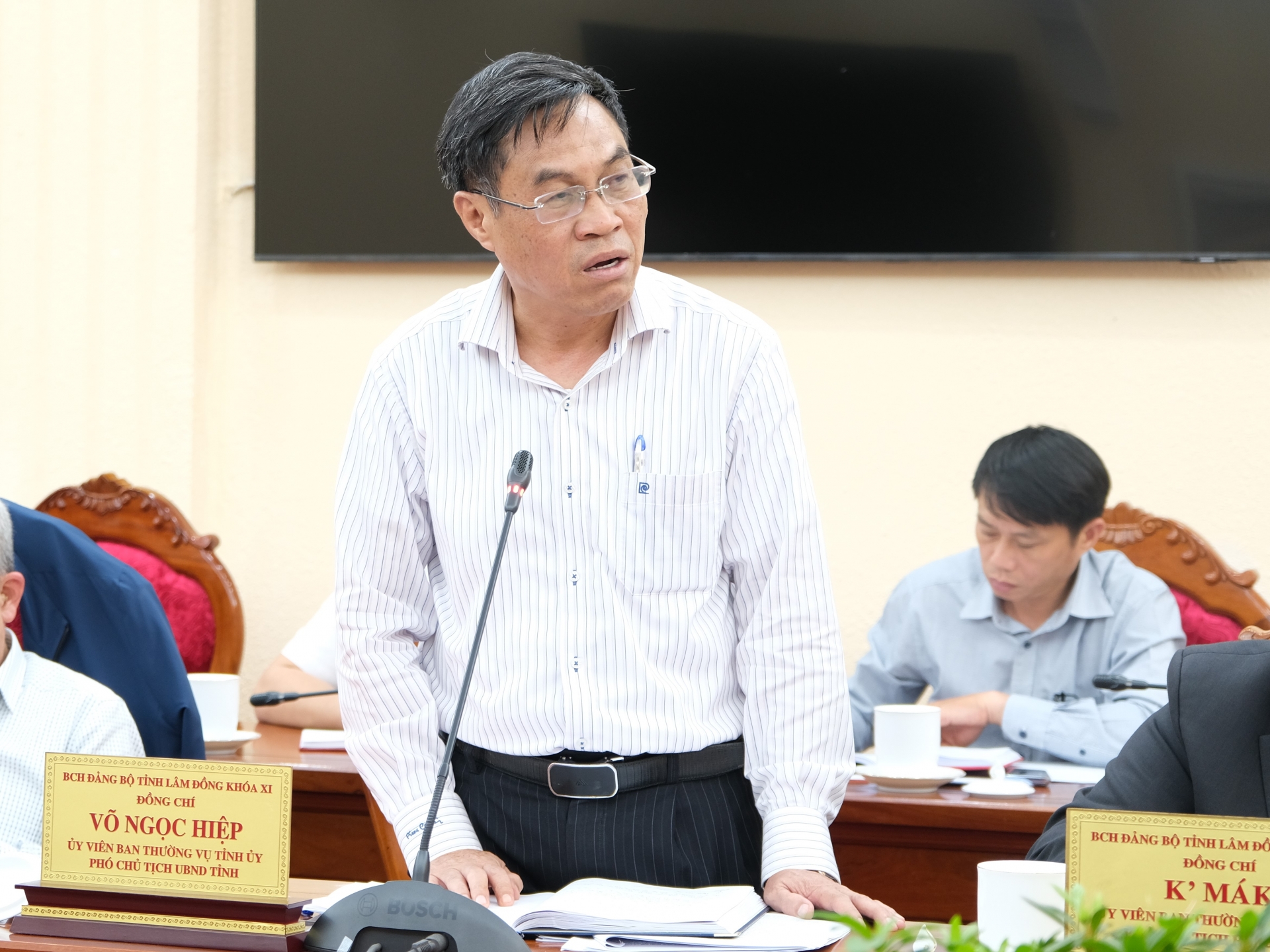 Phó Chủ tịch UBND tỉnh Lâm Đồng Võ Ngọc Hiệp trình bày Báo cáo tóm tắt Tình hình triển khai thực hiện Nghị quyết số 52-NQ/TW và Nghị quyết số 23-NQ/TW của Bộ Chính trị trên địa bàn tỉnh