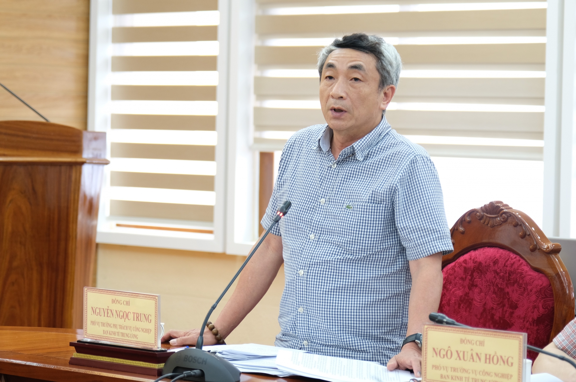 Đồng chí Nguyễn Ngọc Trung - Phó Vụ trưởng phục trách Vụ Công nghiệp, Ban Kinh tế Trung  ương đặt câu hỏi tại buổi làm việc