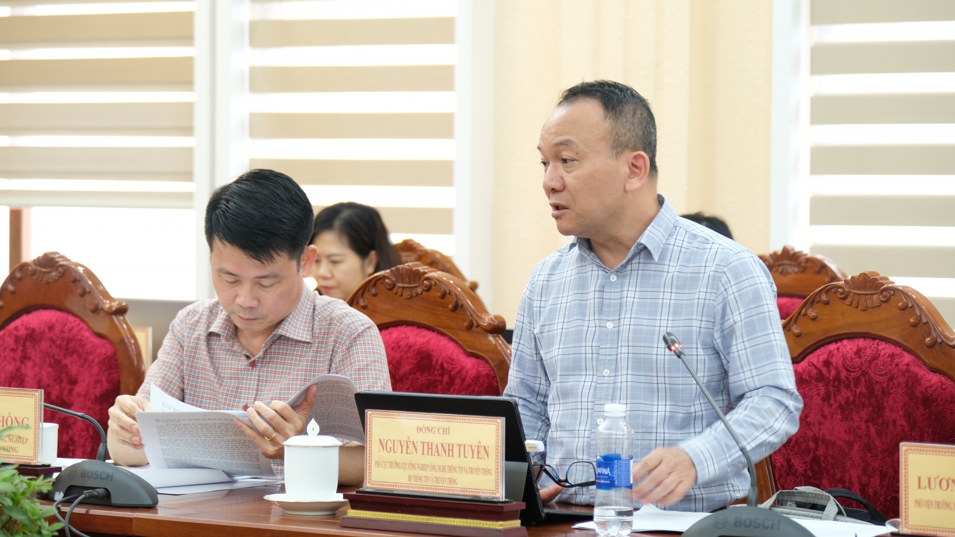 Đồng chí Nguyễn Thanh Tuyên - Phó Cục trưởng Cục Công nghiệp Công nghệ Thông tin và Thông tin, Bộ Thông tin và Truyền nêu ý kiến về vấn đề chuyển đổi số
