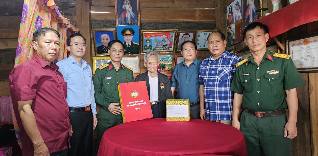 Đại tá Nguyễn Bình Sơn – Chỉ huy trưởng Bộ Chỉ huy Quân sự tỉnh tặng quà cho ông Phạm Văn Dĩ