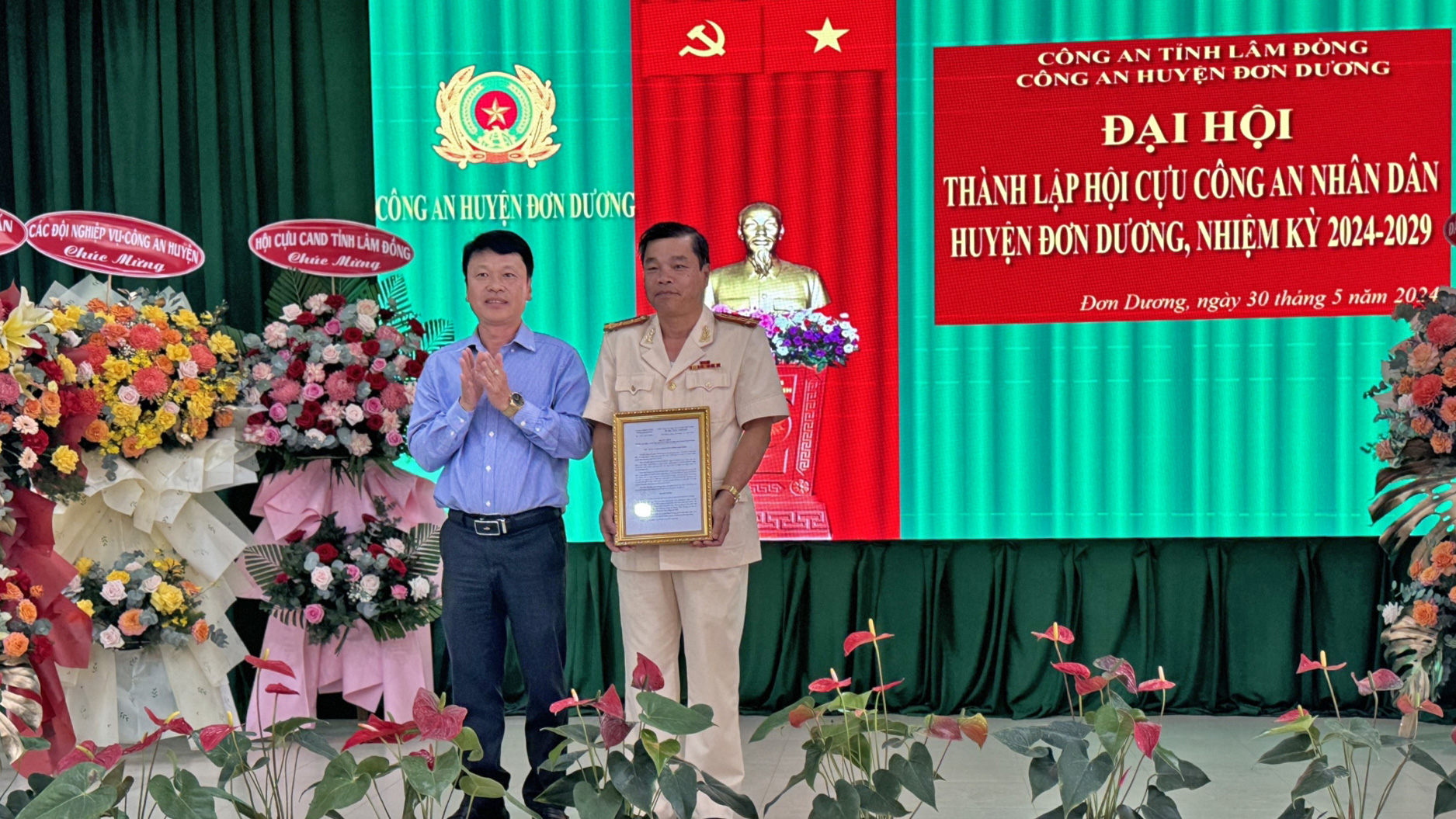 Lãnh đạo UBND huyện Đơn Dương trao Quyết định thành lập Hội