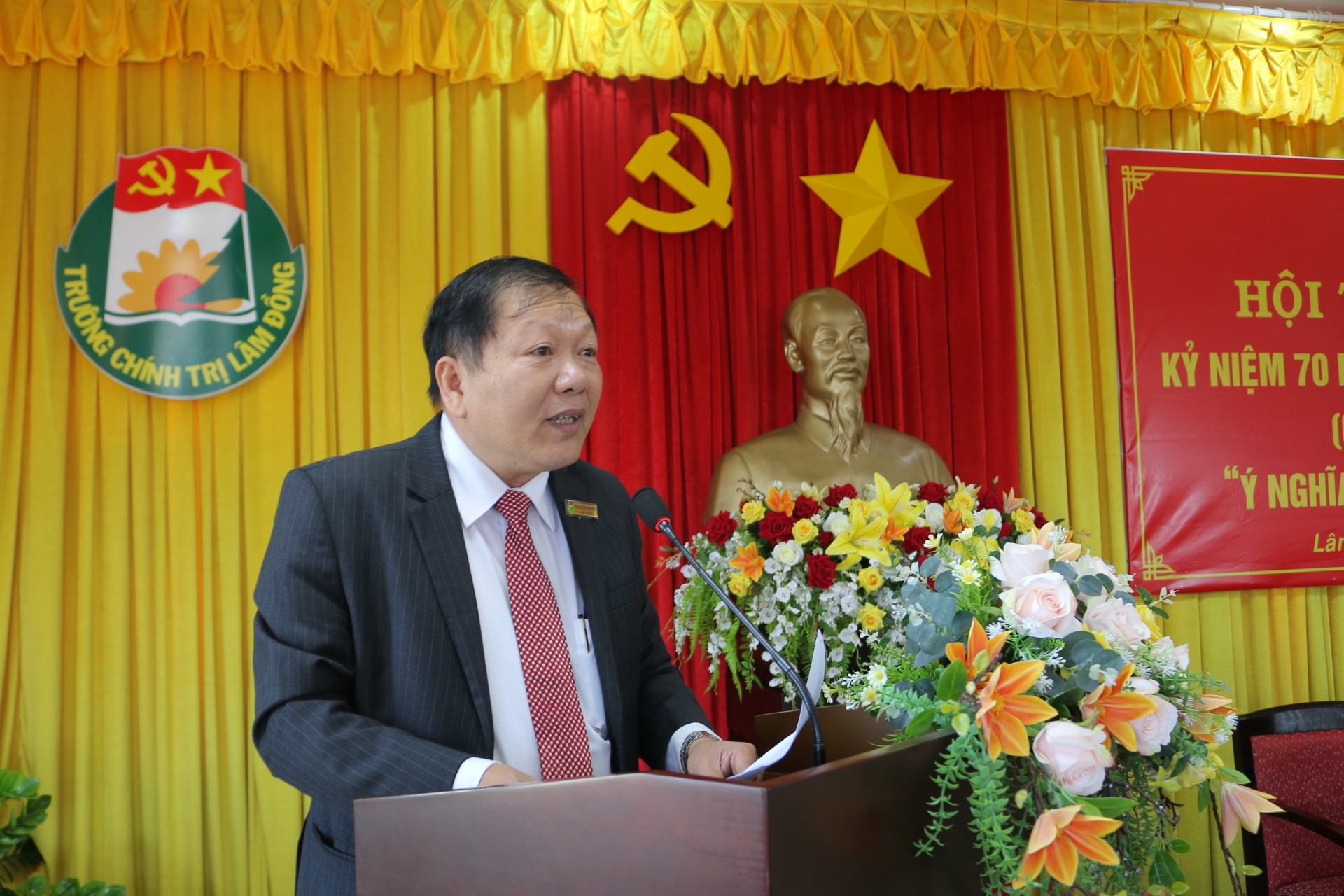 Đồng chí Nguyễn Vĩnh Phúc – Hiệu trưởng Trường Chính trị tỉnh phát biểu đề dẫn hội thảo