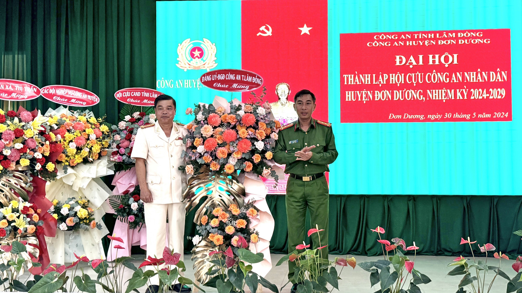 Đại tá Vũ Tuấn Anh - Phó Giám đốc Công an tỉnh Lâm Đồng tặng hoa chúc mừng Đại hội