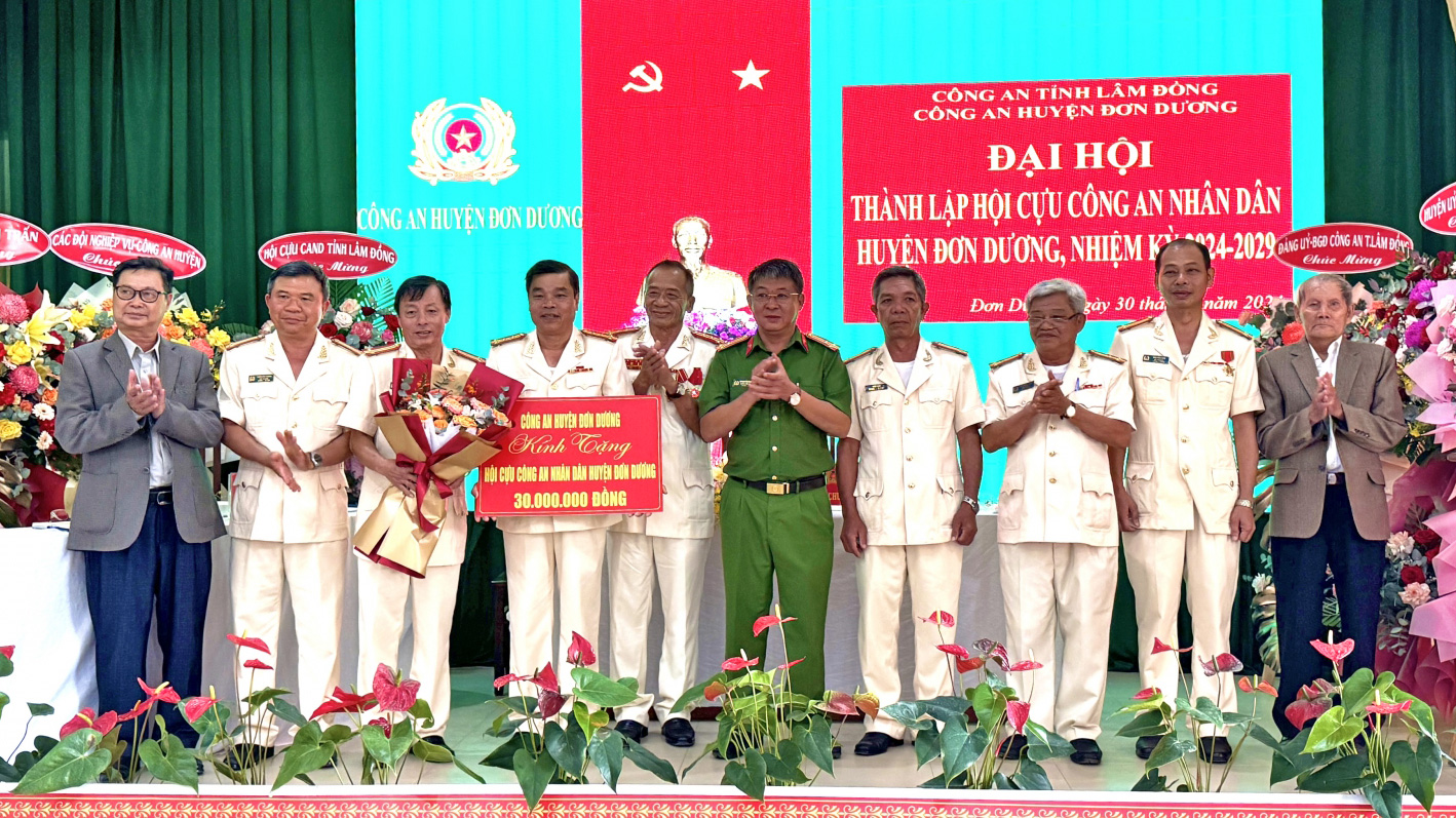 Thượng tá Tào Nguyễn Quang Minh - Trưởng Công an huyện Đơn Dương tặng quà chúc mừng Ban Chấp hành Hội Cựu CAND huyện Đơn Dương