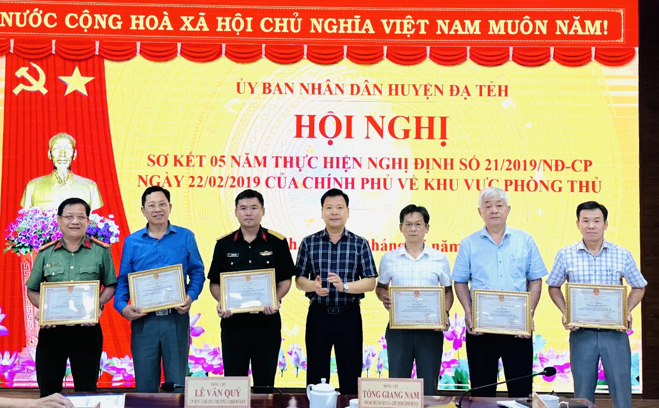 Đồng chí Tống Giang Nam - Chủ tịch UBND huyện Đạ Tẻh khen thưởng cho các tập thể. 