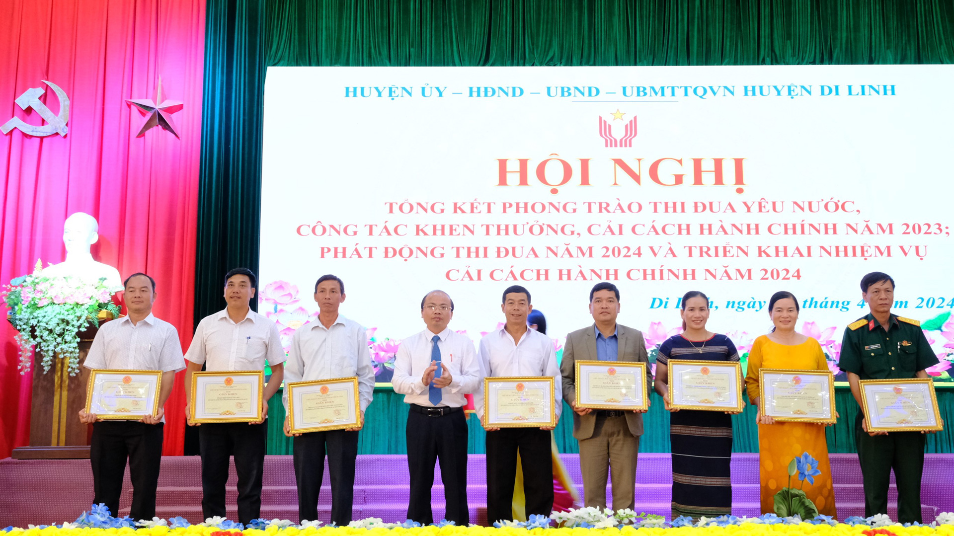 Chủ tịch UBND huyện Di Linh tặng Giấy khen cho các tập thể có thành tích xuất sắc trong các phong trào thi đua yêu nước năm 2023