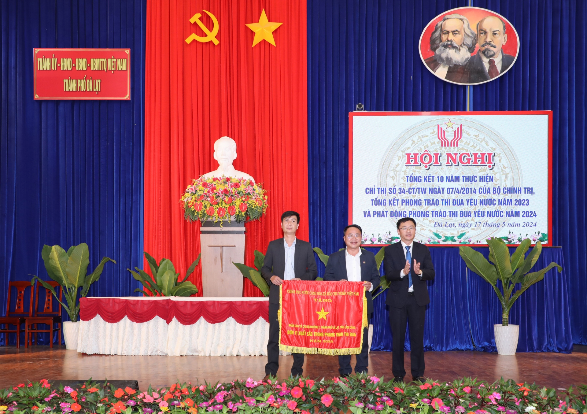 Chủ tịch UBND thành phố Đà Lạt trao cờ