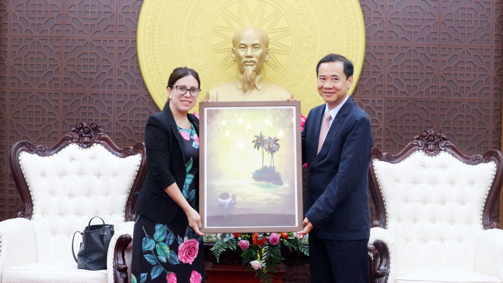 Bà Tổng Lãnh sự trao tặng Lâm Đồng bức tranh phong cảnh đặc trưng của Cuba