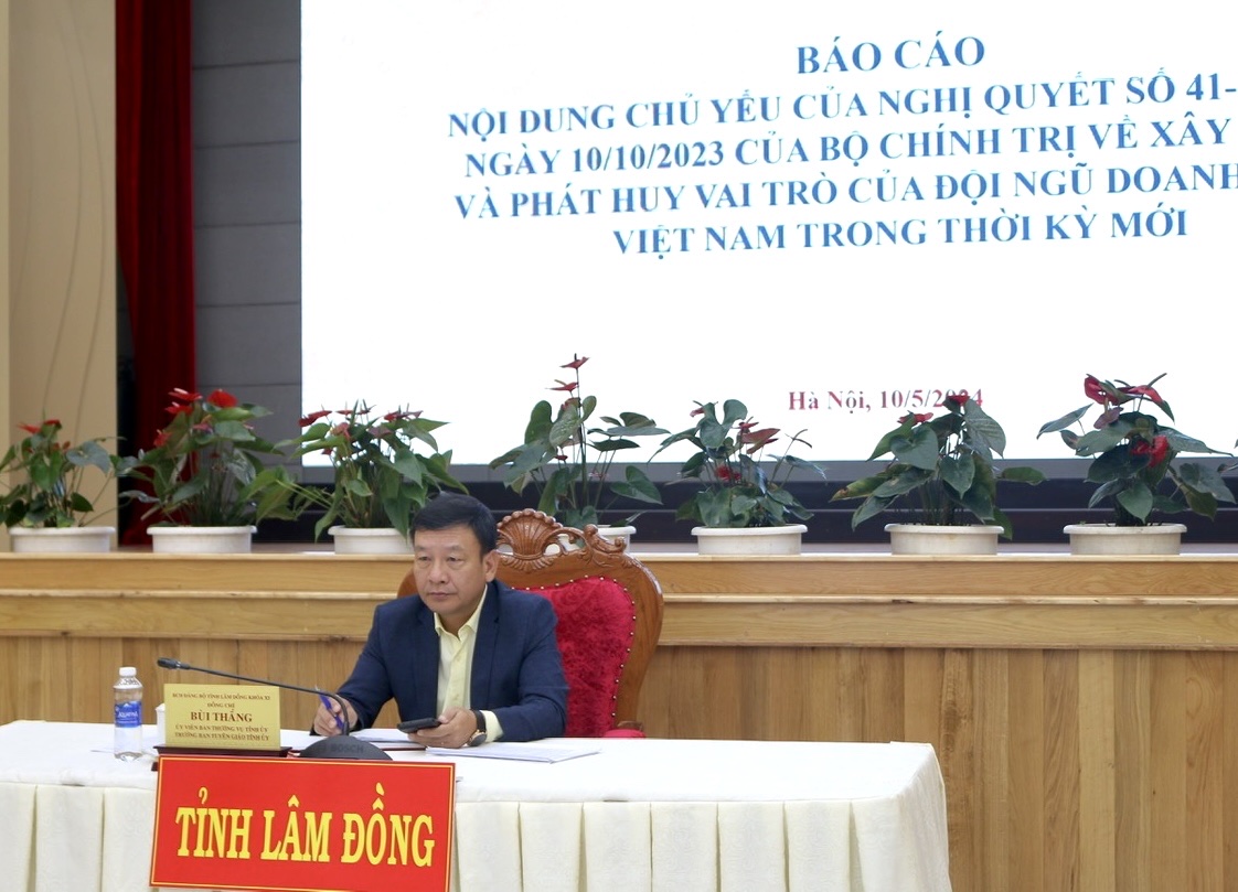 Đồng chí Bùi Thắng - Ủy viên Ban Thường vụ, Trưởng Ban Tuyên giáo Tỉnh ủy chủ trì hội nghị tại Hội trường Tỉnh ủy. 