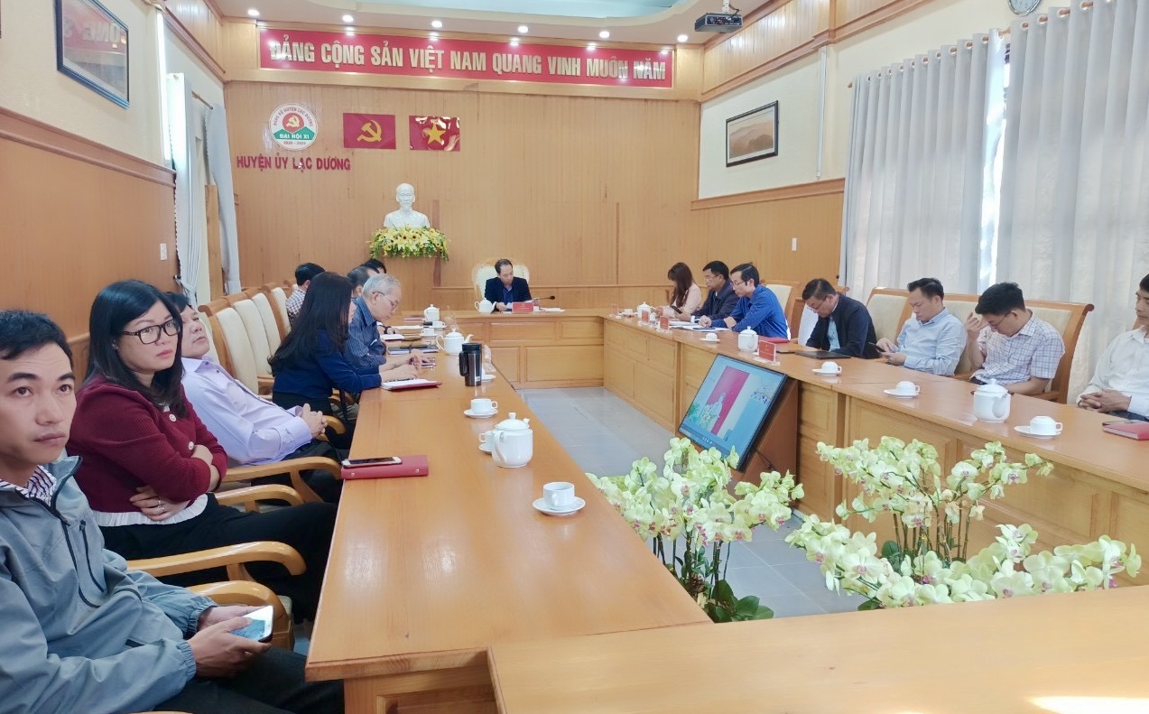 Các đại biểu tham dự hội nghị tại điểm cầu Huyện ủy Lạc Dương