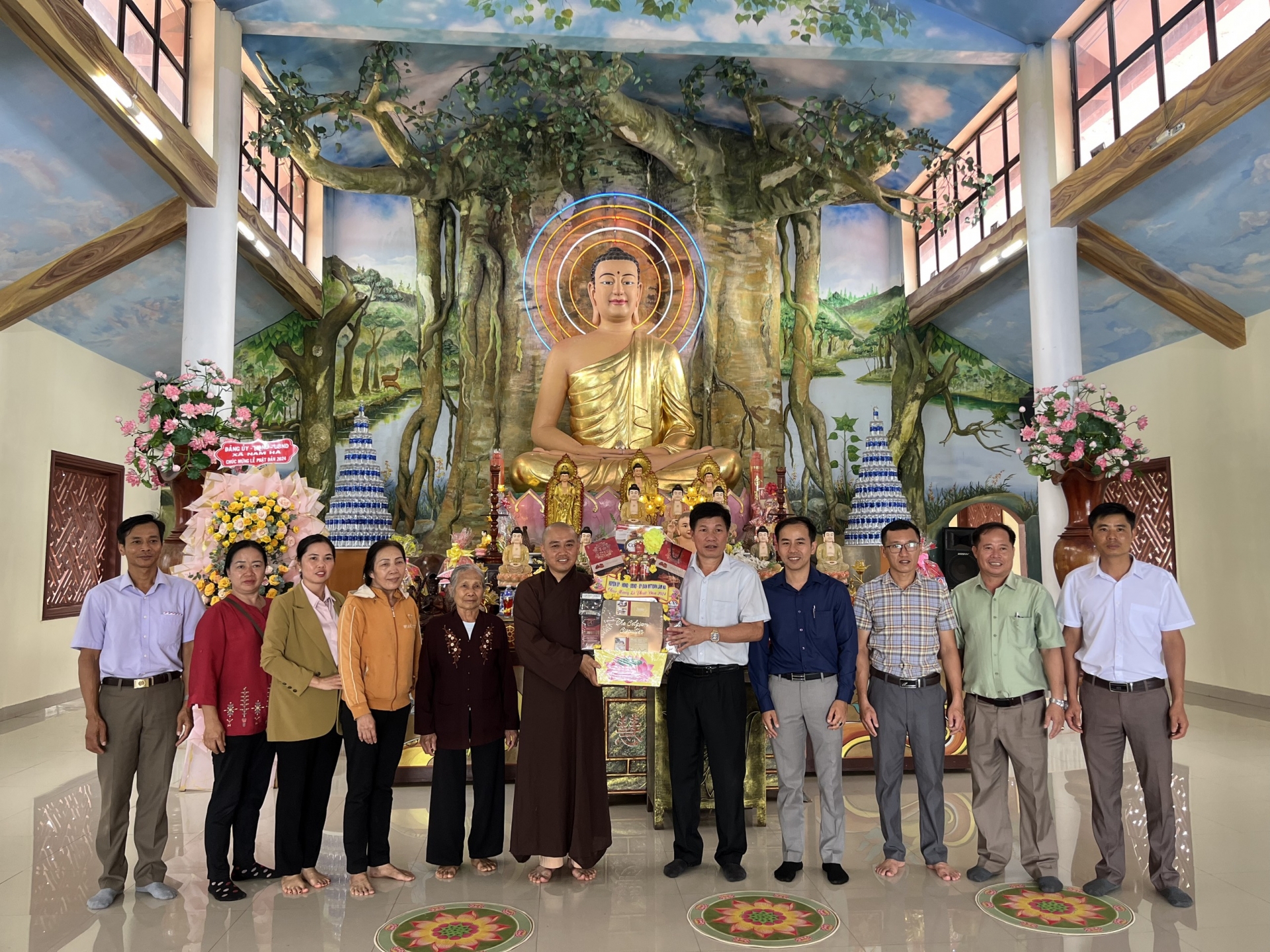 Đồng chí Nguyễn Văn Tân - Phó Bí thư Thường trực Huyện ủy Lâm Hà thăm, tặng quà tại chùa