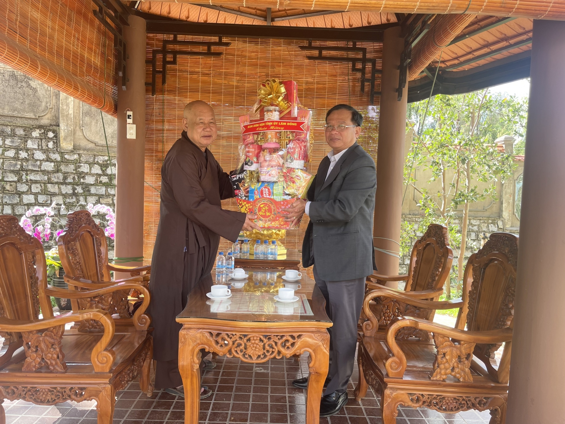 Phó Trưởng Ban Thường trực Ban Dân vận Tỉnh ủy Lê Quang Minh thăm, chúc mừng Hòa thượng Thích Viên Như - Phó Trưởng Ban trị sự Giáo hội Phật giáo Việt Nam tỉnh
