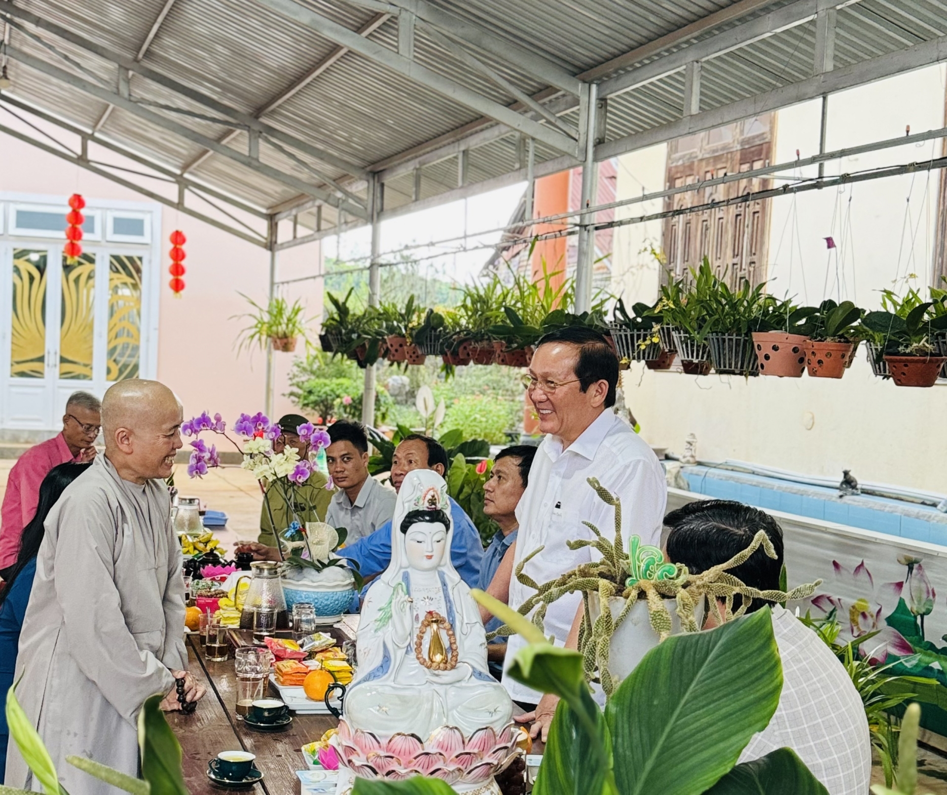 Đồng chí Nguyễn Văn Hoàng - Phó Bí thư Huyện ủy, Chủ tịch UBND huyện tằn quà, chúc mừng tại chùa Bửu Liên, Liên Hà