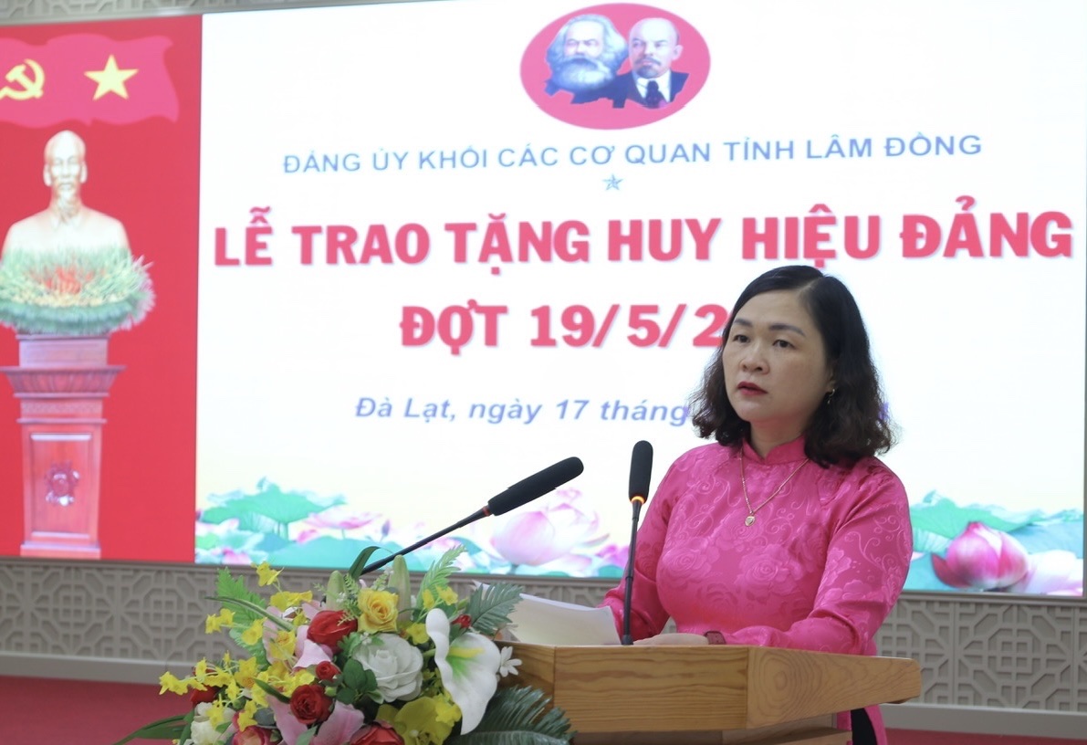 đồng chí Nguyễn Thị Phương Thảo - Phó Bí thư Thường trực Đảng ủy Khối các cơ quan tỉnh phát biểu chúc mừng các đảng viên được tặng Huy hiệu Đảng