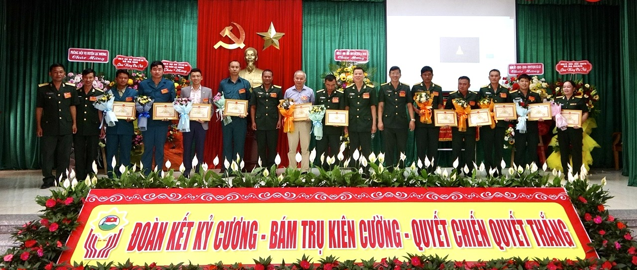 Tặng giấy khen  Ban Chỉ huy quân sự huyện tặng giấy khen cho 4 tập thể và 9 cá nhân hoàn thành xuất sắc nhiệm vụ trong Phong trào Thi đua Quyết thắng giai đoạn 2019-2024. 