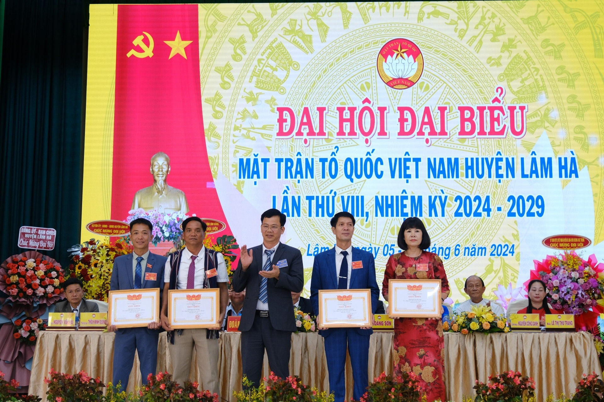 Lãnh đạo huyện Lâm Hà tặng bức trướng chúc mừng Đại hội