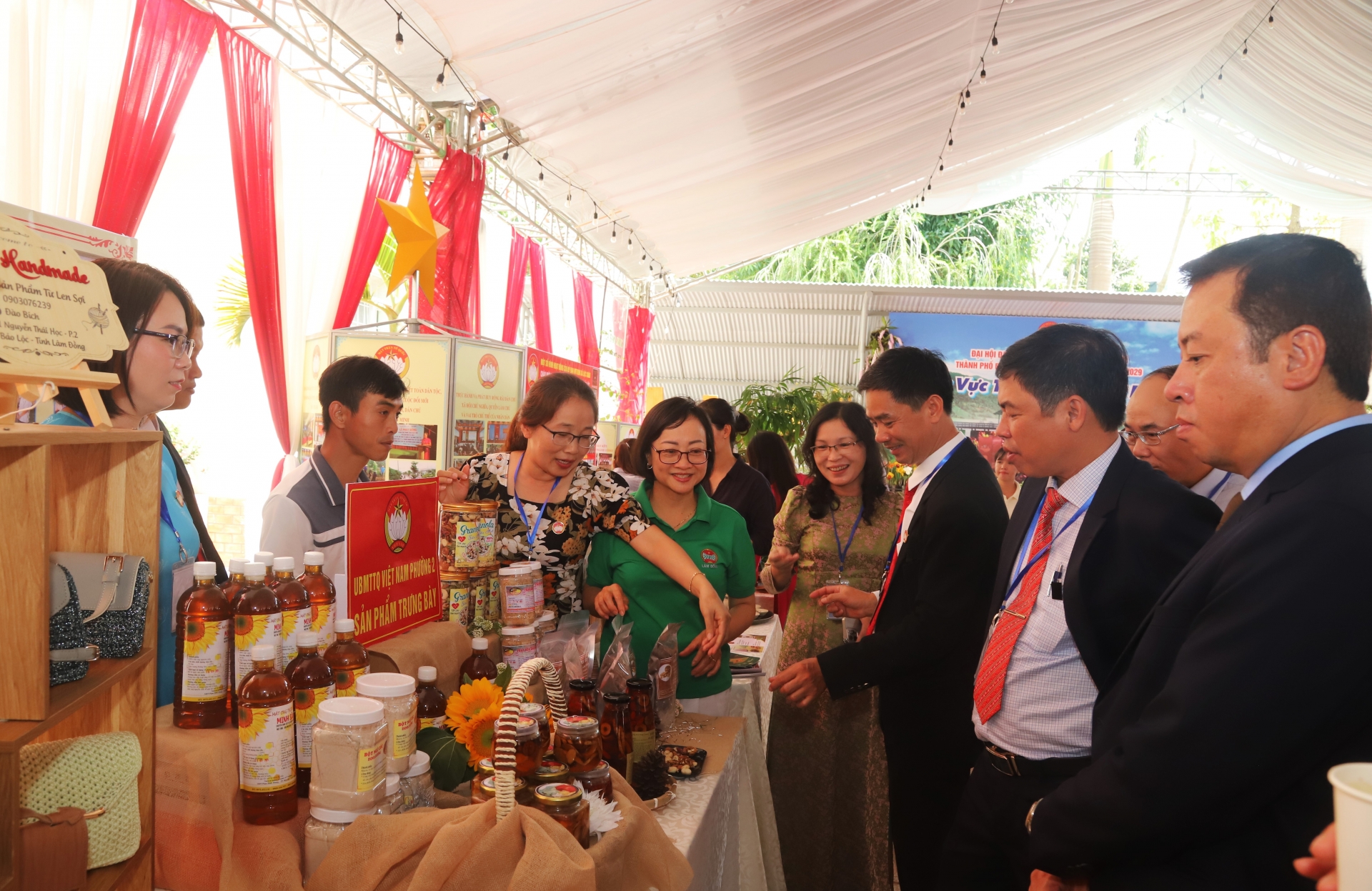 Các đại biểu tham quan khu trưng bày, triển lãm các sản phẩm đặc trưng của TP Bảo Lộc tại Đại hội