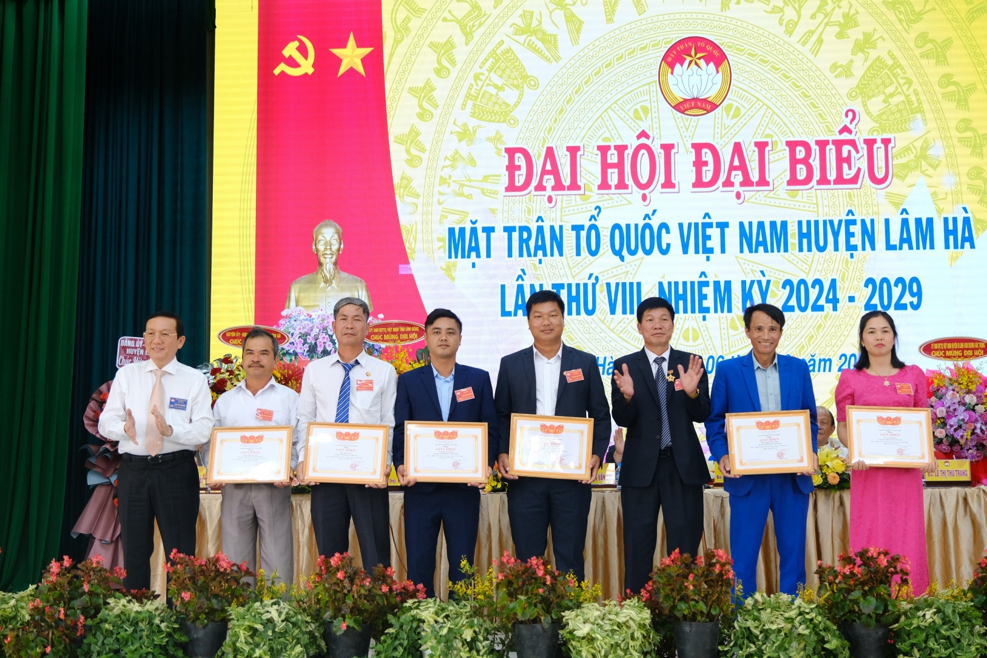 Tặng giấy khen của UBND huyện Lâm Hà cho các cá nhân