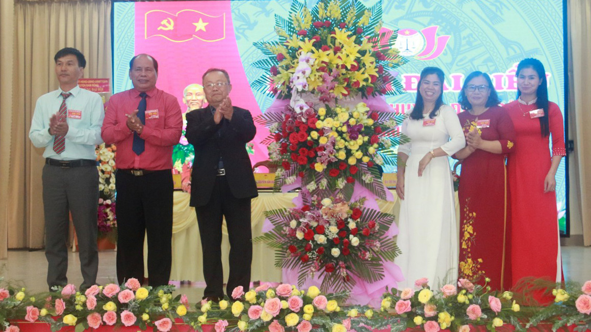 Đồng chí Nguyễn Đức Hưng – Chủ tịch Hội Luật gia tỉnh phát biểu chỉ đạo và tặng hoa chúc mừng Đại hội