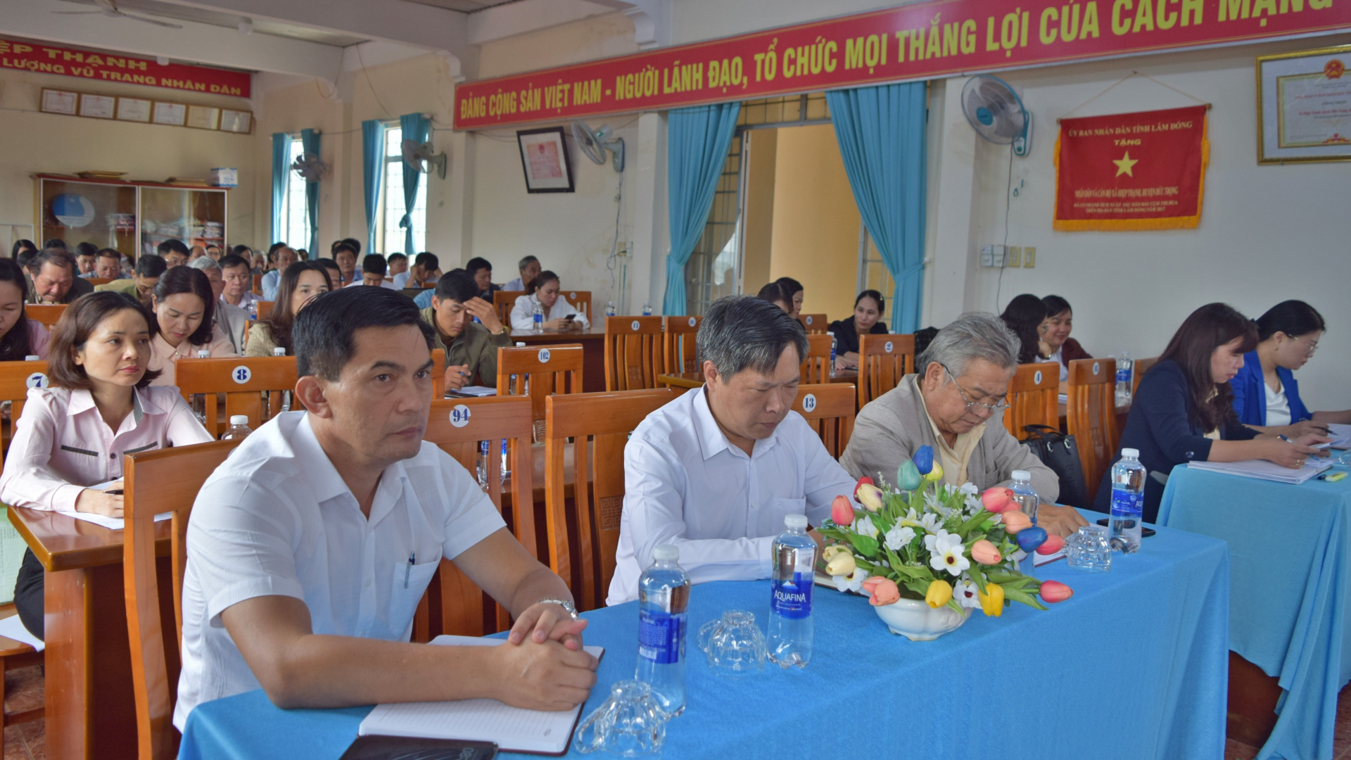 Các đại biểu tham dự buổi tiếp xúc cử tri tại xã Hiệp Thạnh