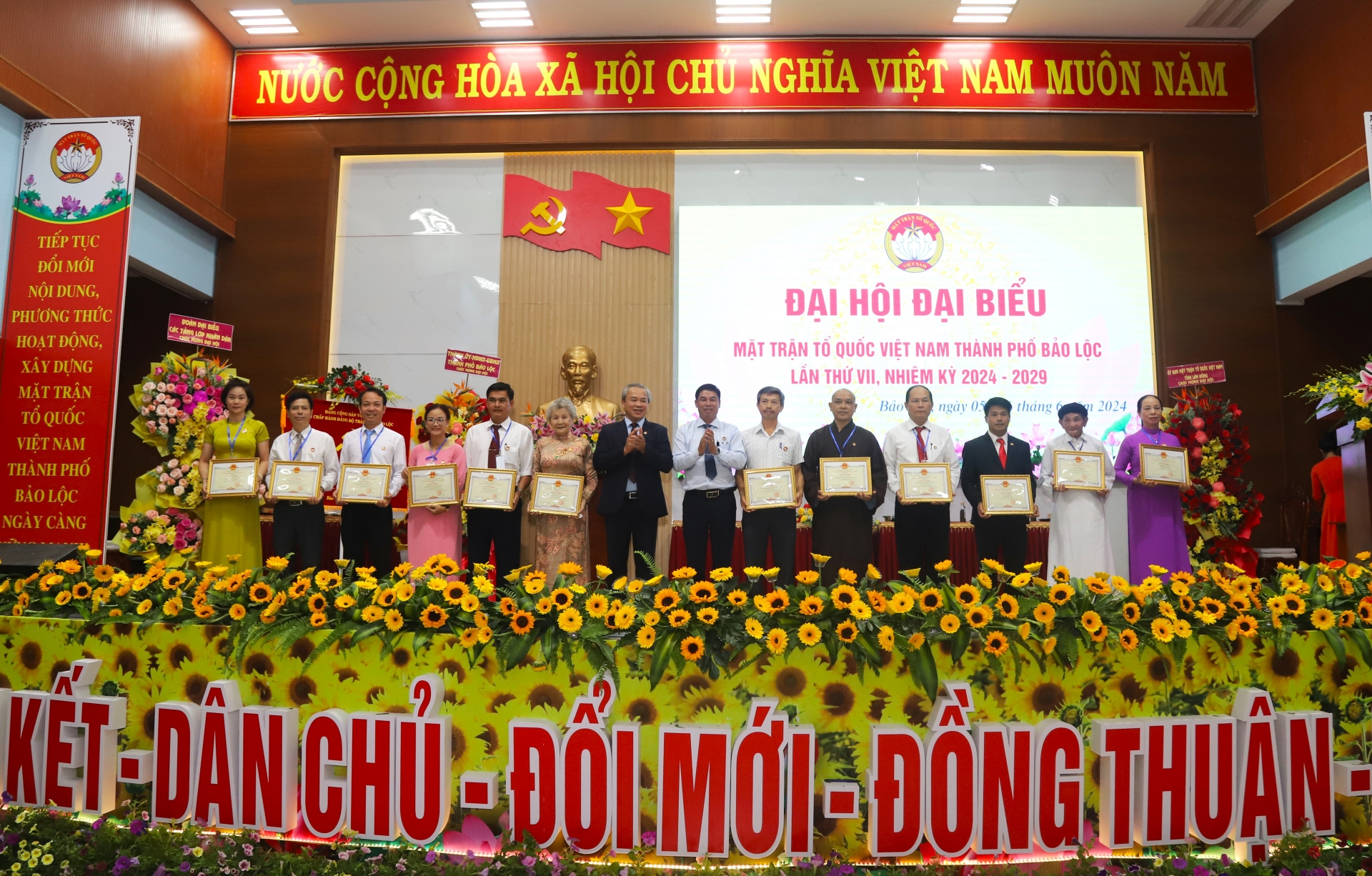 Các tập thể đạt thành tích xuất sắc nhận khen thưởng của UBND TP Bảo Lộc