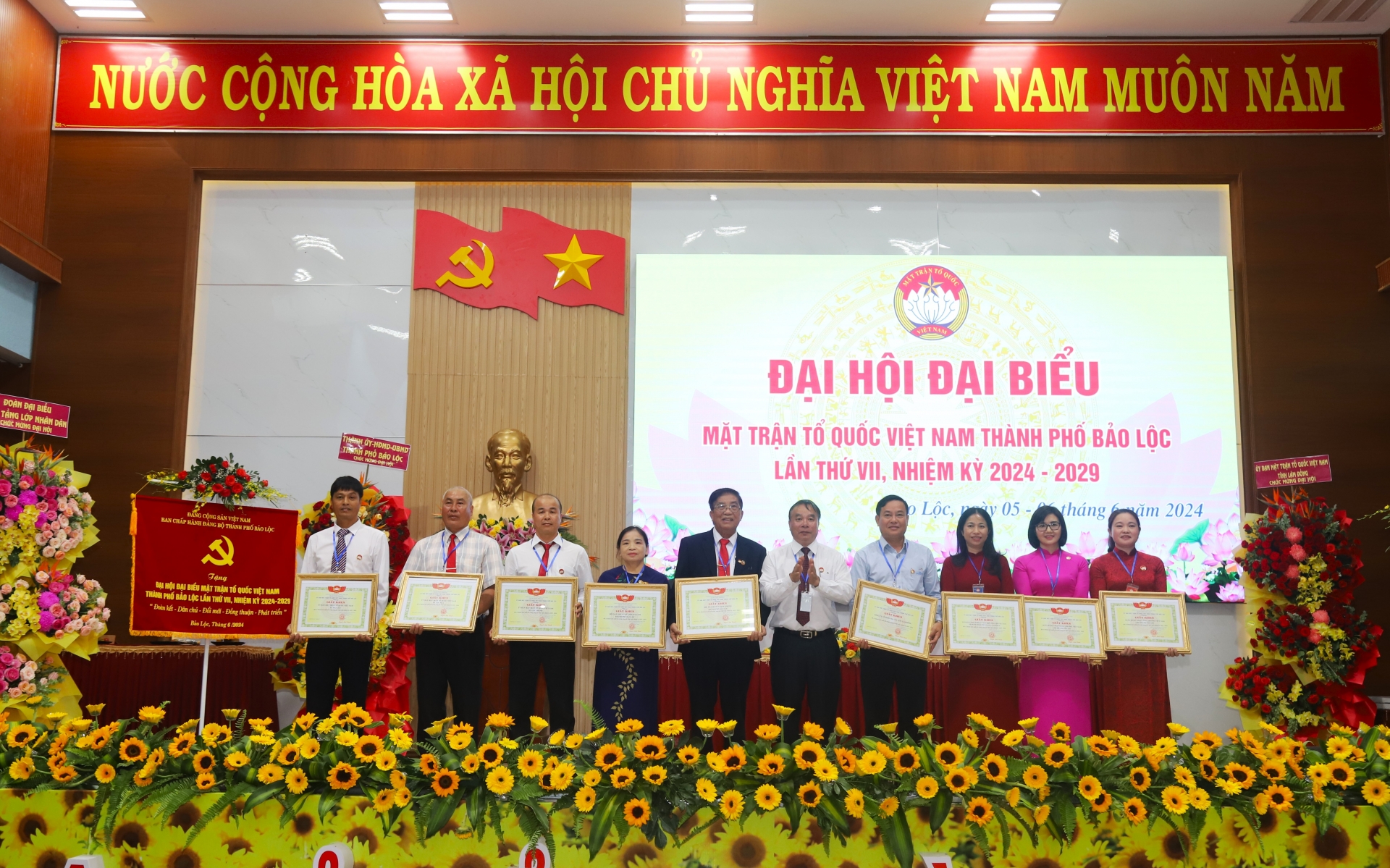 Trao khen thưởng của Ủy ban MTTQ Việt Nam TP Bảo Lộc cho các tập thể