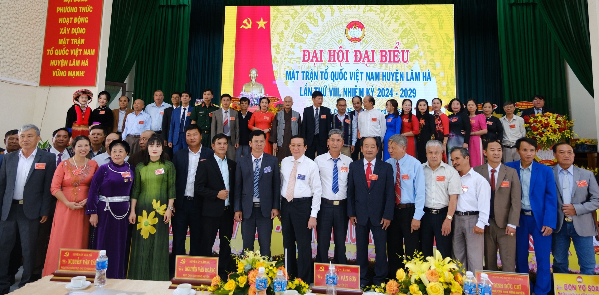 Các ủy viên Ủy ban MTTQ Việt Nam huyện khóa VIII và đại biểu đi dự Đại hội đại biểu MTTQ Việt Nam tỉnh Lâm Đồng nhiệm kỳ 2024 - 2029 ra mắt Đại hội