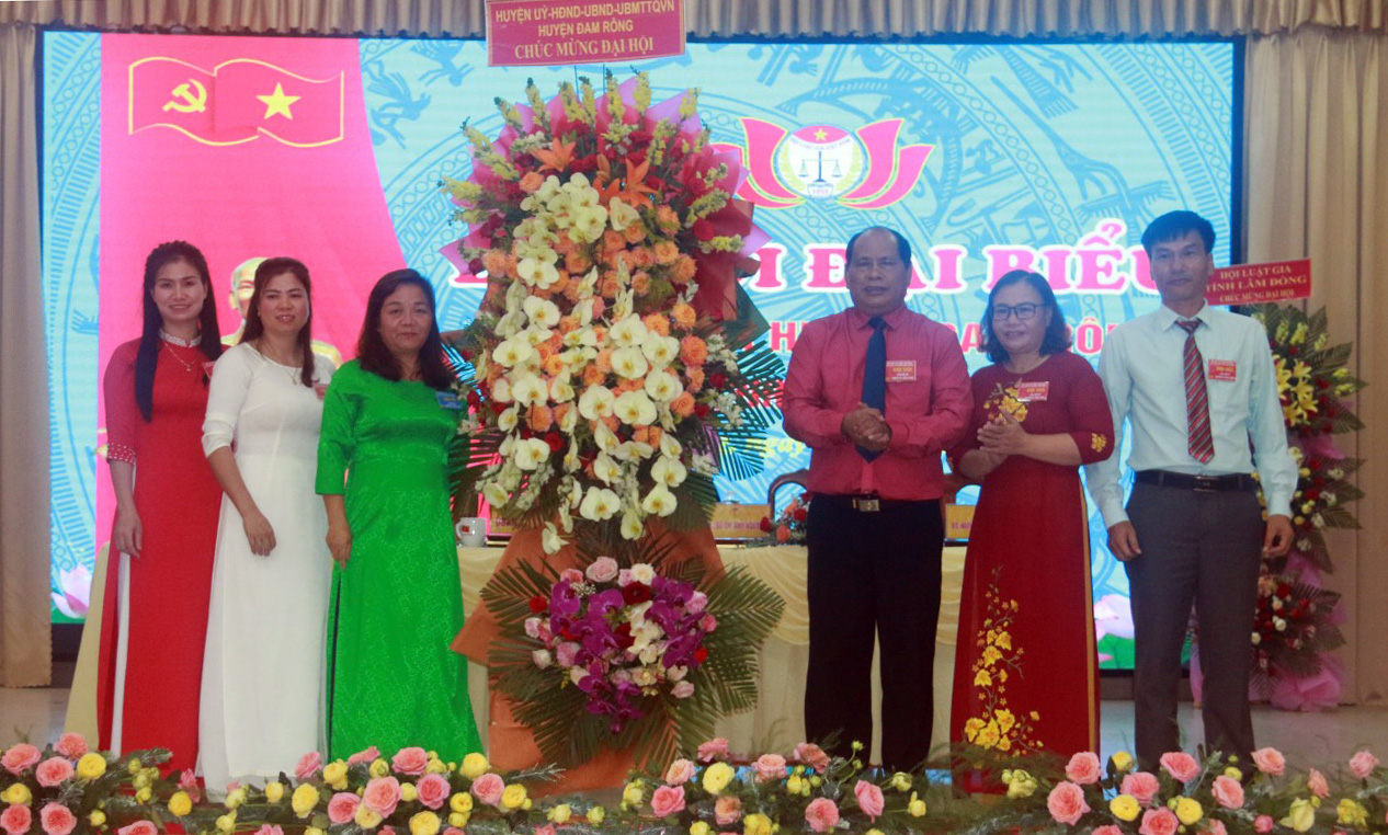 Đồng chí Đa Cắt K’Hương – Phó Bí thư Thường trực Huyện ủy phát biểu chỉ đạo và tặng hoa chúc mừng Đại hội