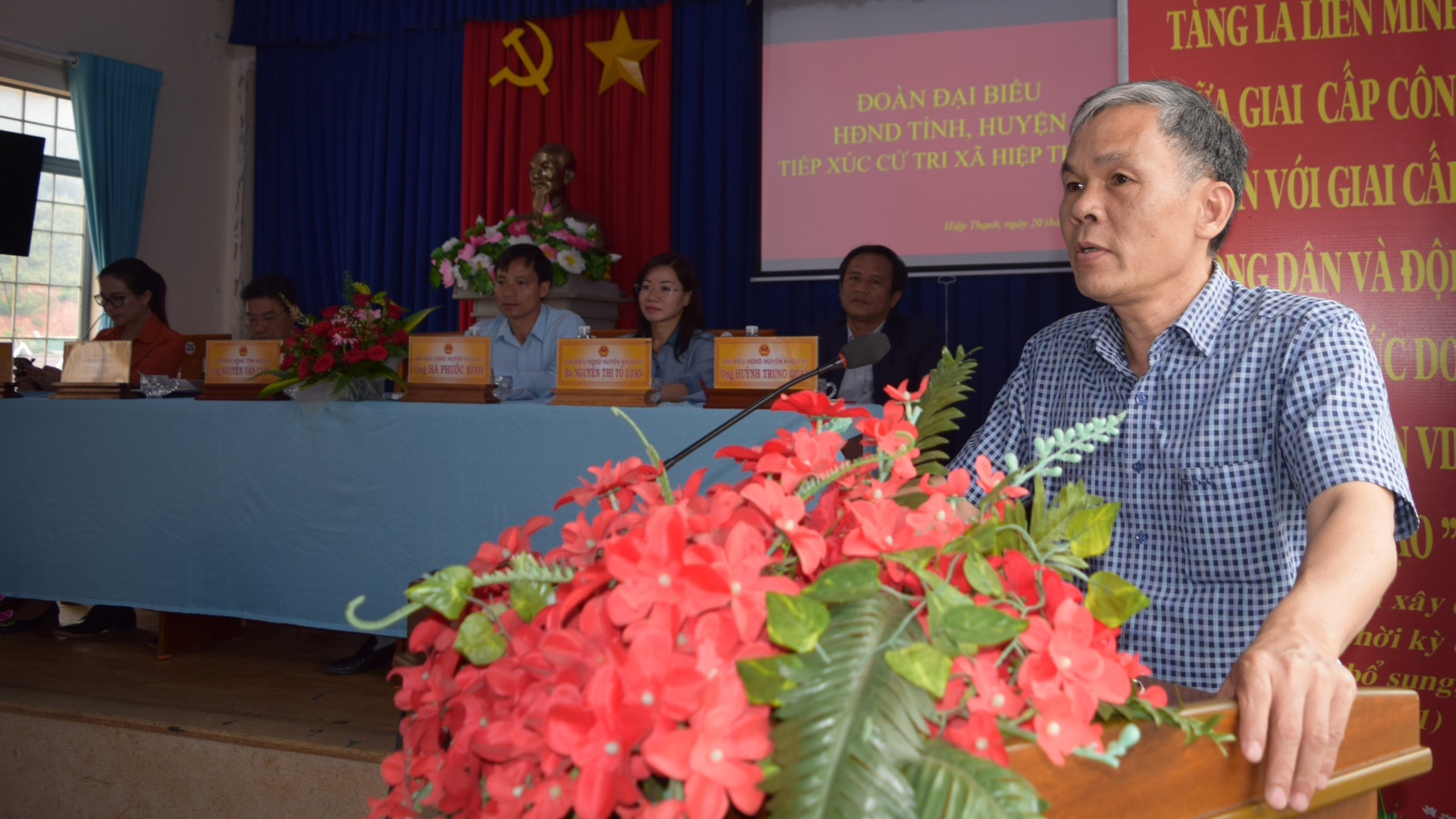 Đồng chí Nguyễn Văn Cường - Chủ tịch UBND huyện, tiếp thu, giải trì ý kiến cử tri