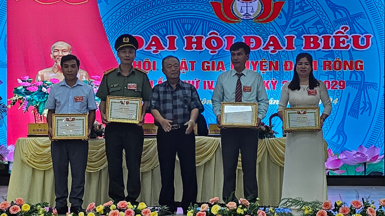 Đồng chí Nguyễn Đức Hưng – Chủ tịch Hội Luật gia tỉnh trao tặng giấy khen cho các tập thể và cá nhân