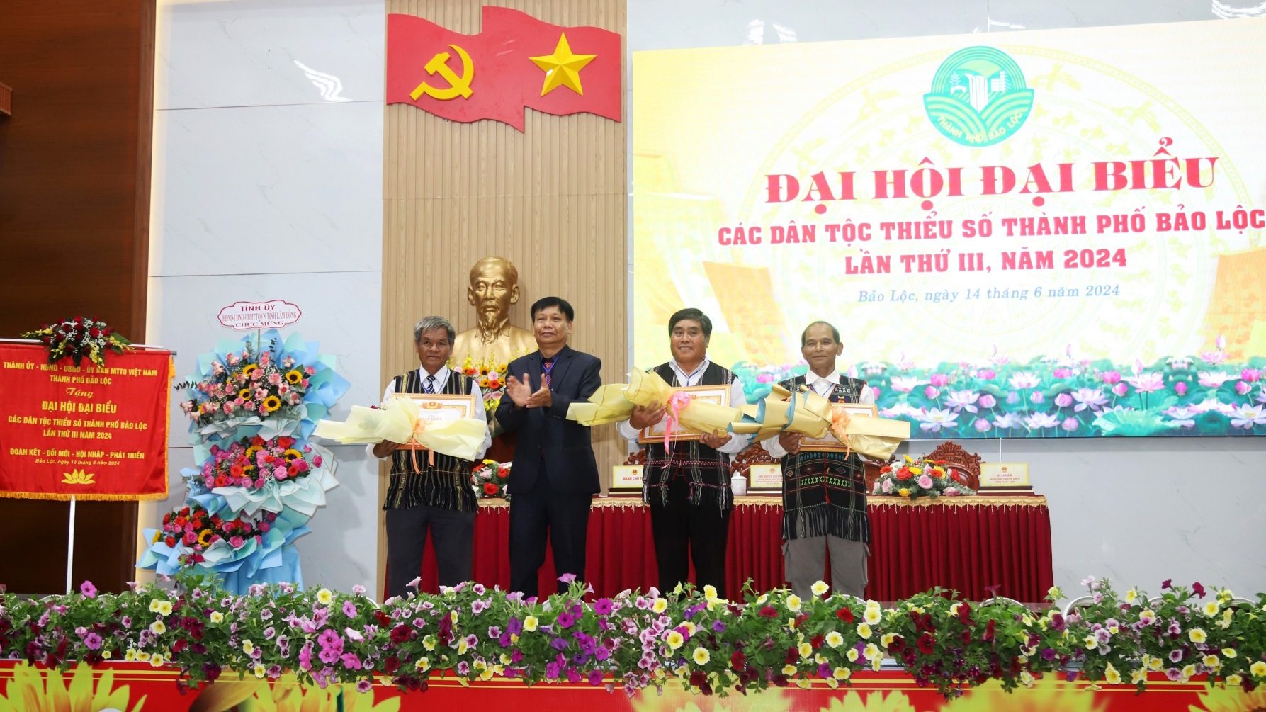 Các cá nhân nhận khen thưởng của Ban Dân tộc tỉnh Lâm Đồng trao tặng