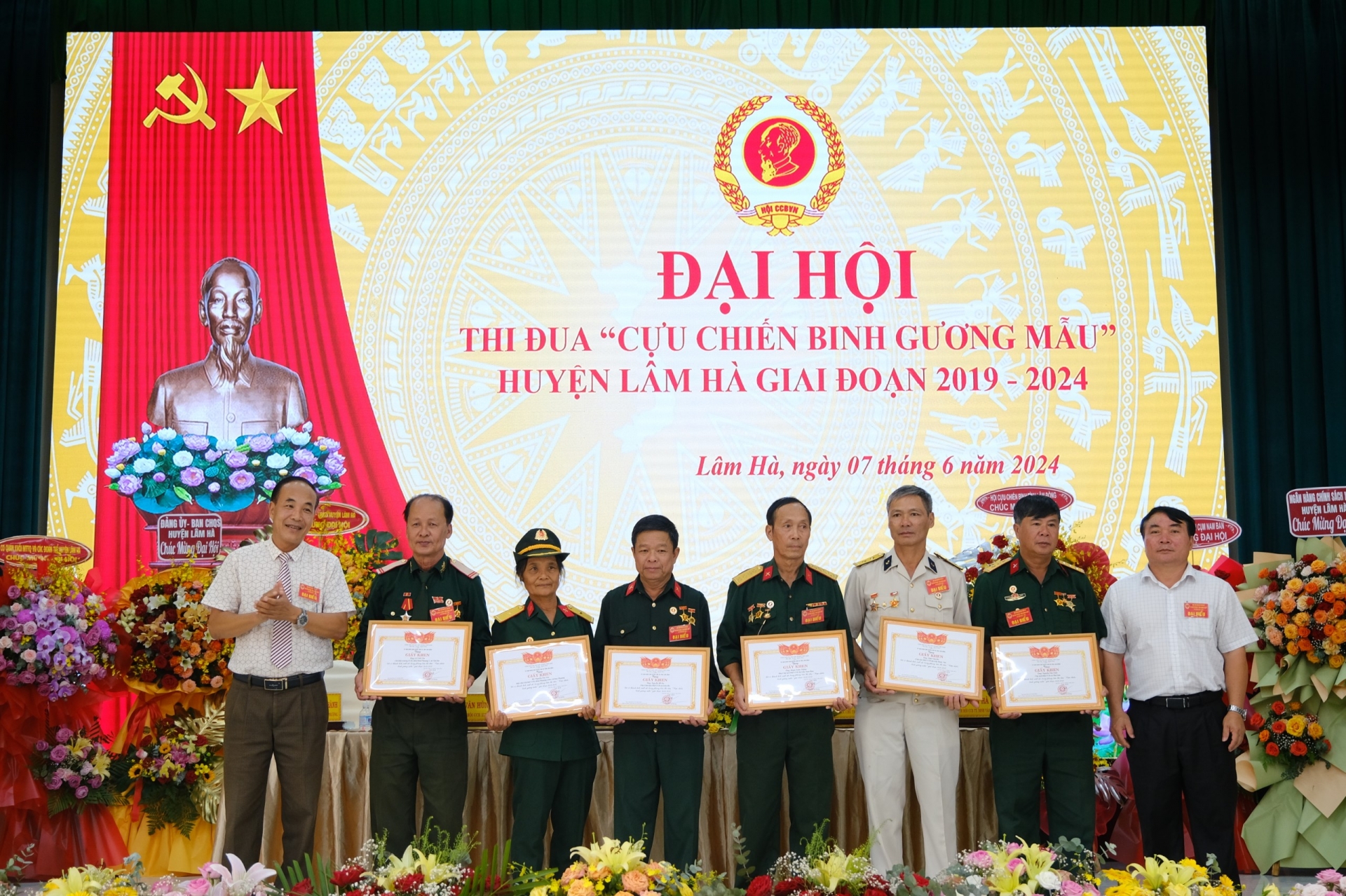 Trao Giấy khen của UBND huyện Lâm Hà cho các cá nhân