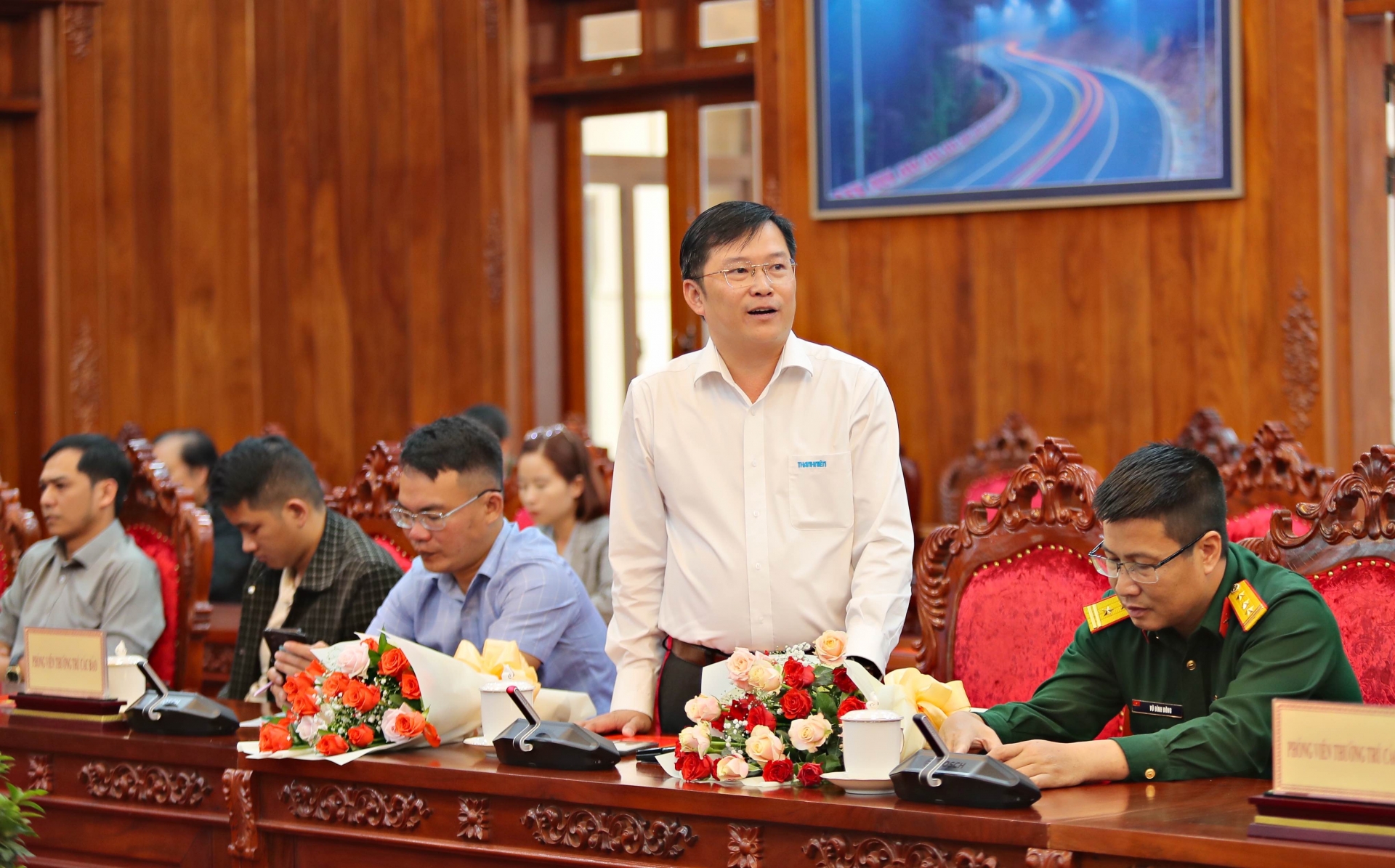 Nhà báo Gia Bình, đại diện Văn phòng thường trú Báo Thanh Niên tại Lâm Đồng phát biểu tại buổi gặp mặt