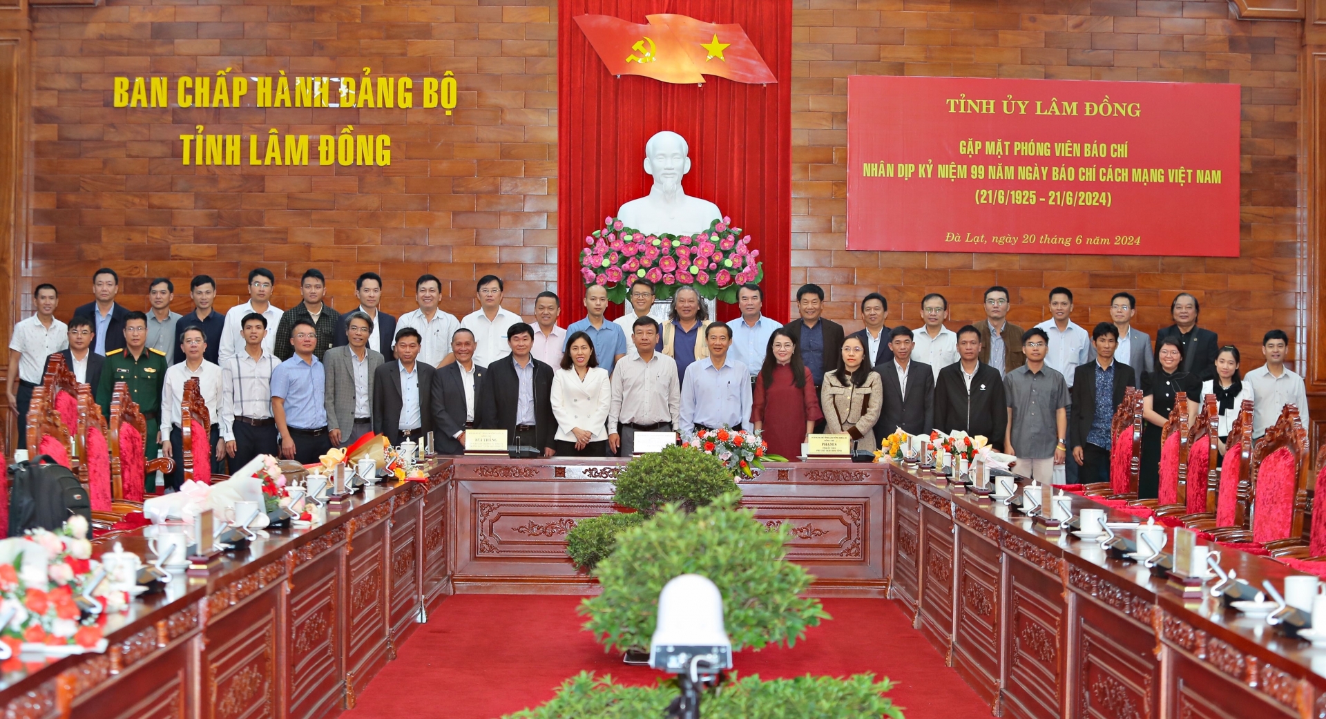 Lãnh đạo tỉnh Lâm Đồng chụp hình lưu niệm với các Nhà báo địa phương và Trung ương thường trú tại địa phương